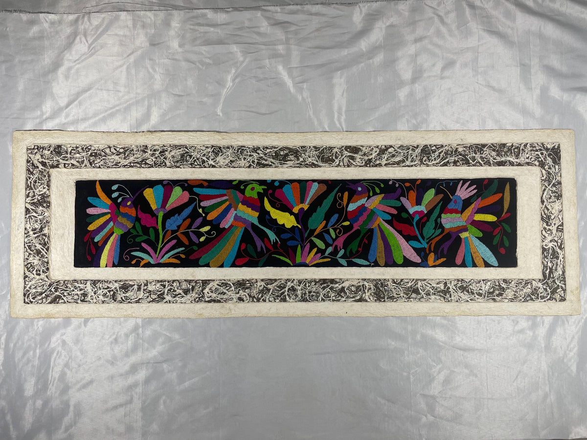 Arte Mural Mexicano en Papel Amate con Bordado de Tenango Hecho a Mano- 47,2 x 15,7-Arte Bordado Otomí Moderno (SIN MARCO)