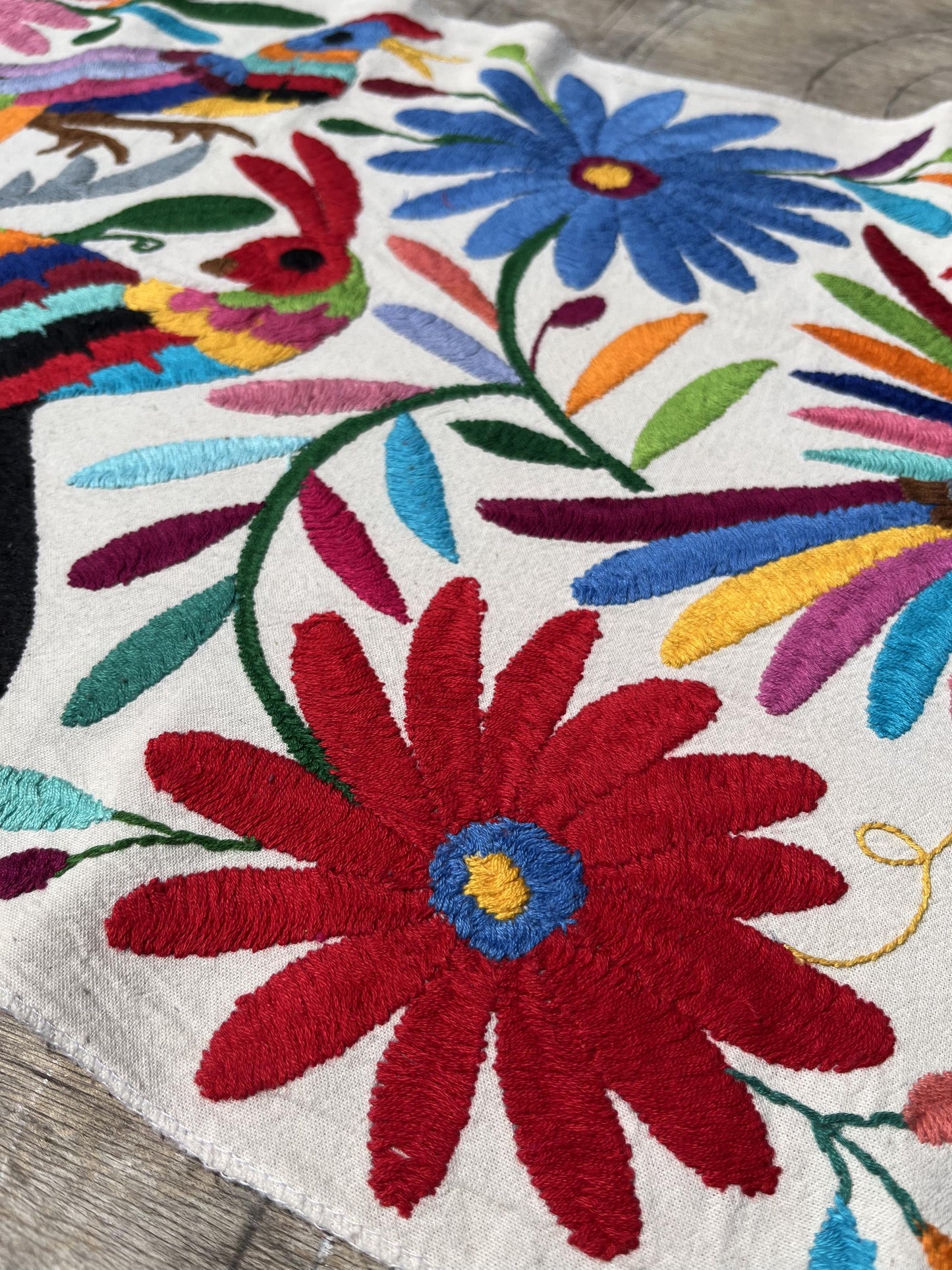 Enorme Bordado Tenango Hecho a Mano en Multicolor-Tapizado Otomi XXL 185 cm x 42 cm (SIN MARCO)