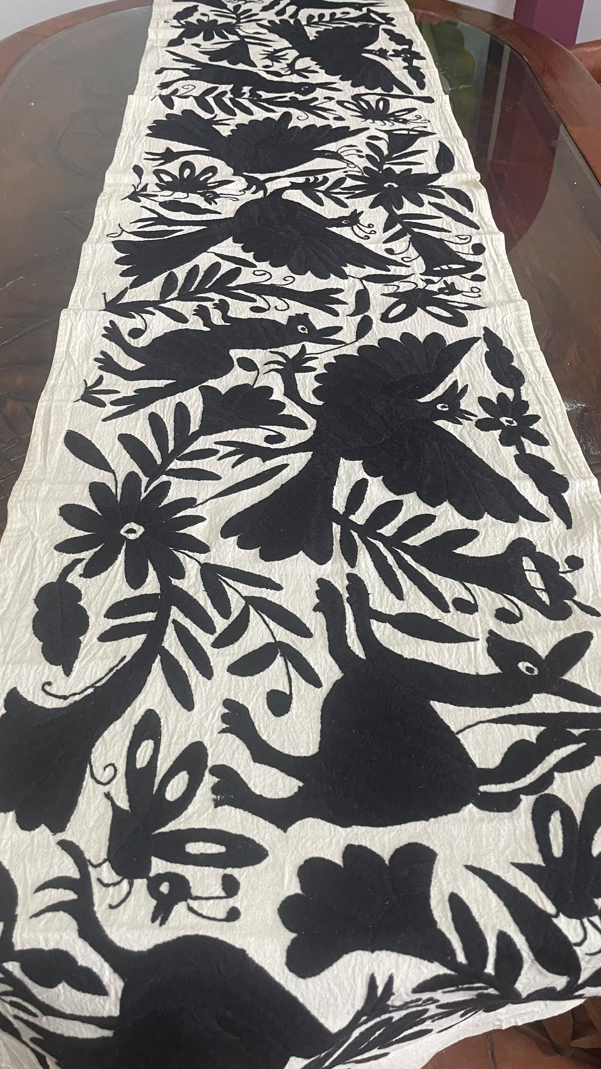 Enorme Bordado Tenango Hecho a Mano en Color Negro-Tapiz Otomi Horizontal-Camino de Mesa-XXL  189 cm x  44 cm (SIN MARCO)