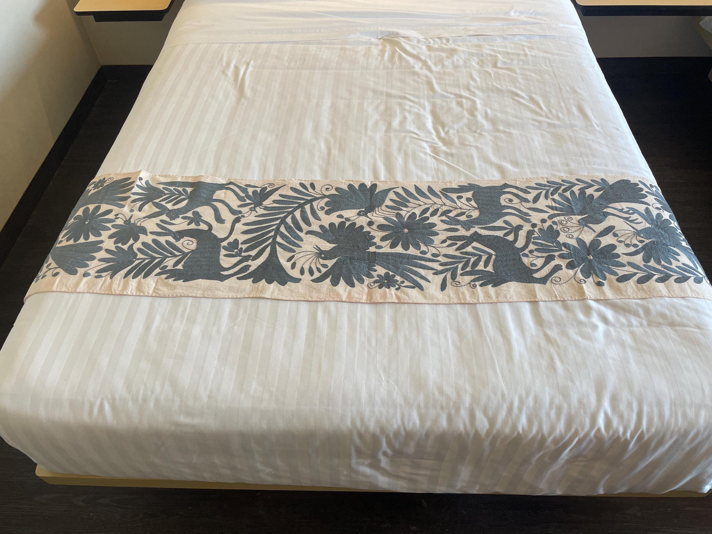 Tapiz Otomi Hecho a Mano en Color Gris Azulado/Arte y Textil Decorativo Otomi XL 152 cm x 33 cm (SIN MARCO)