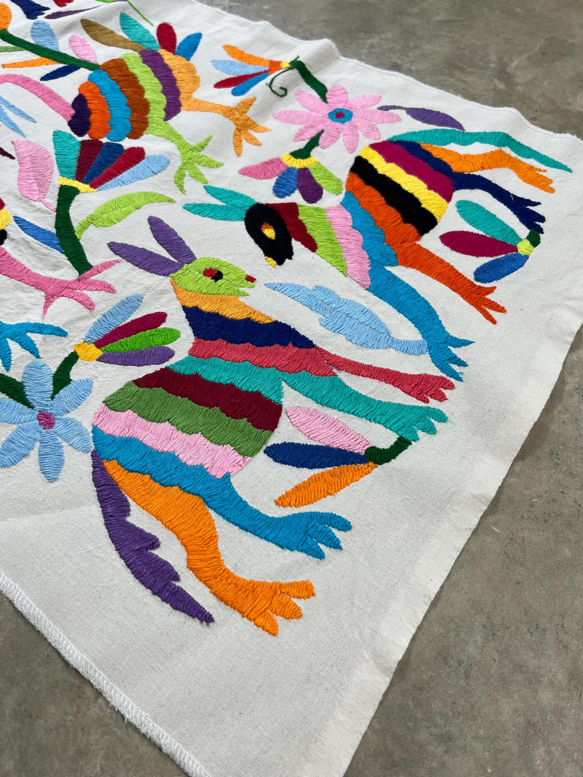 Bordado Otomi Hecho y Bordado a Mano en Multicolor-Tapizados Tenangos/Camino de Mesa  XXL 190 cm x 45 cm