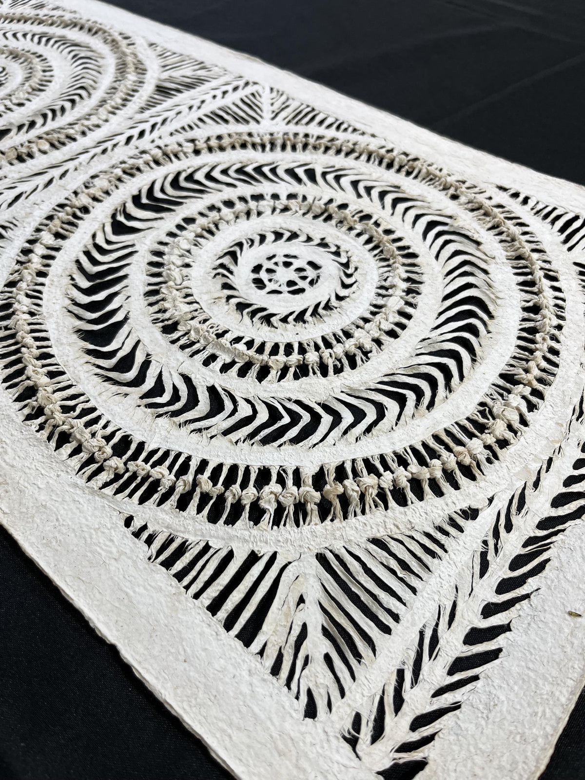 Arte Mural Mexicano en Papel Amate Hecho a Mano– Arte Mexicano Moderno Color Blanco 47.2 x 15.2 (SIN MARCO)-Nudos de Corteza