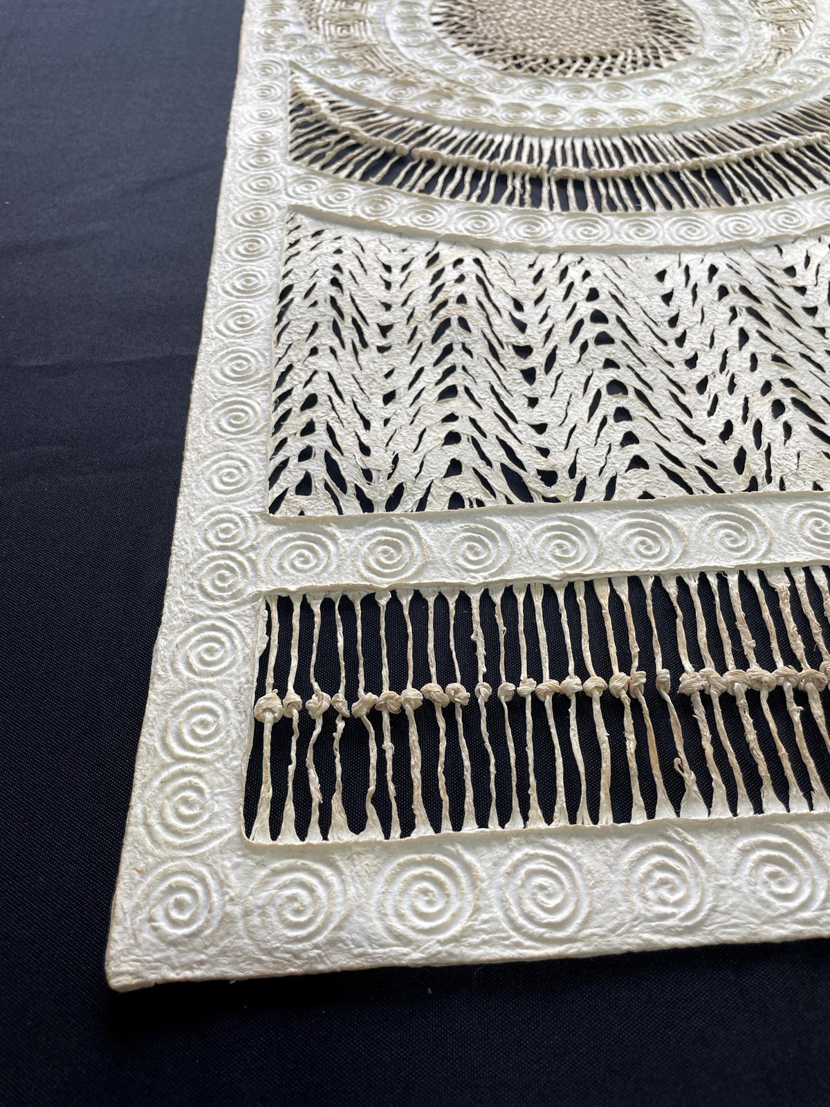 Arte mural hecho a Mano en Papel Amate- Medallón Otomi, Arte Mexicano Moderno 120 x 40 cm (47.2 x 15.7) — Amate blanco natural — Sin Marco