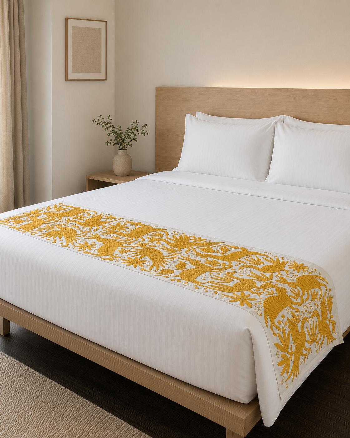 Bordado Tenango Hecho a Mano en Color Amarillo, Camino de Mesa/Tapizado Otomi XXL 178 cm x 46 cm