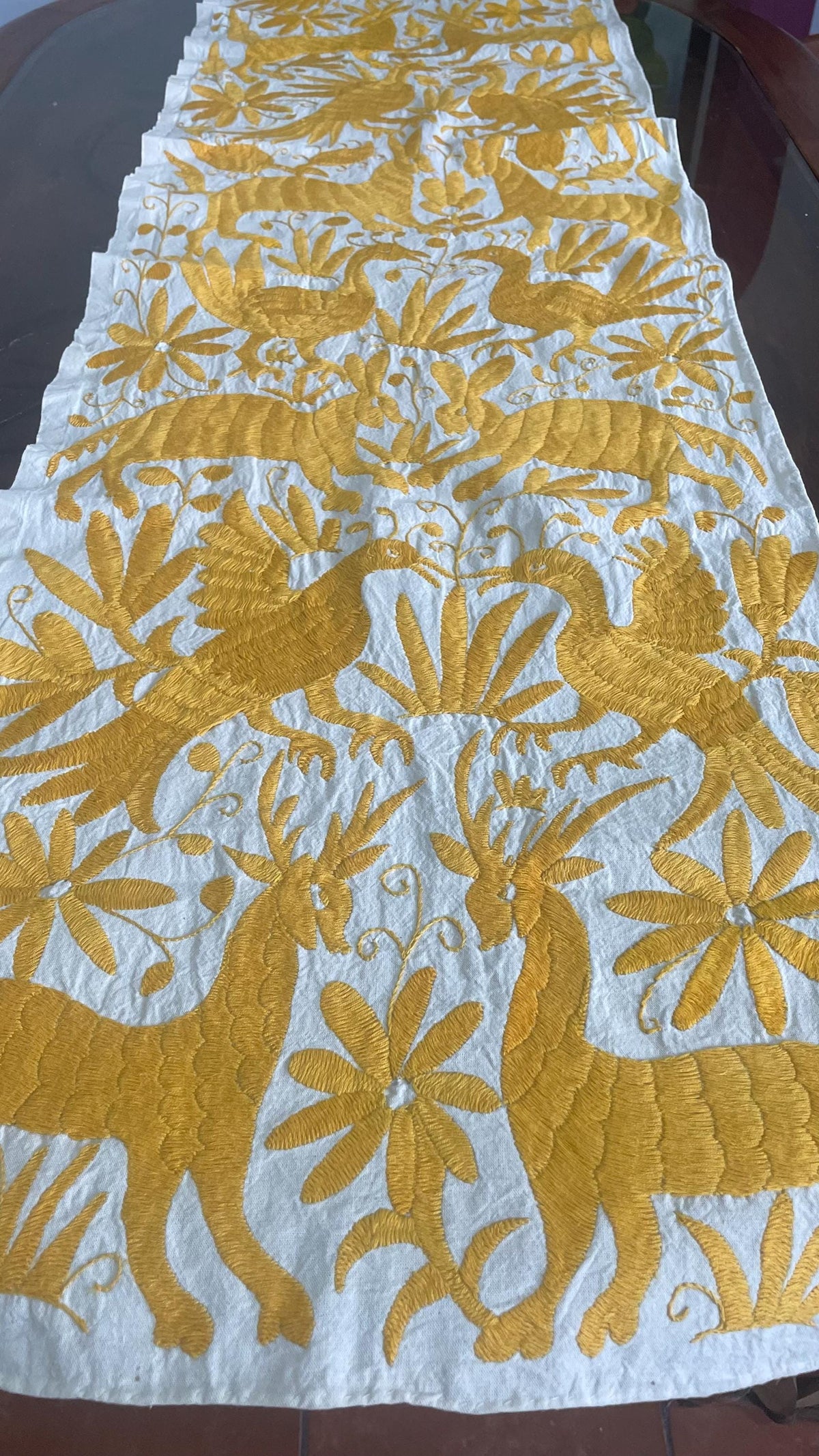 Bordado Tenango Hecho a Mano en Color Amarillo, Camino de Mesa/Tapizado Otomi XXL 178 cm x 46 cm