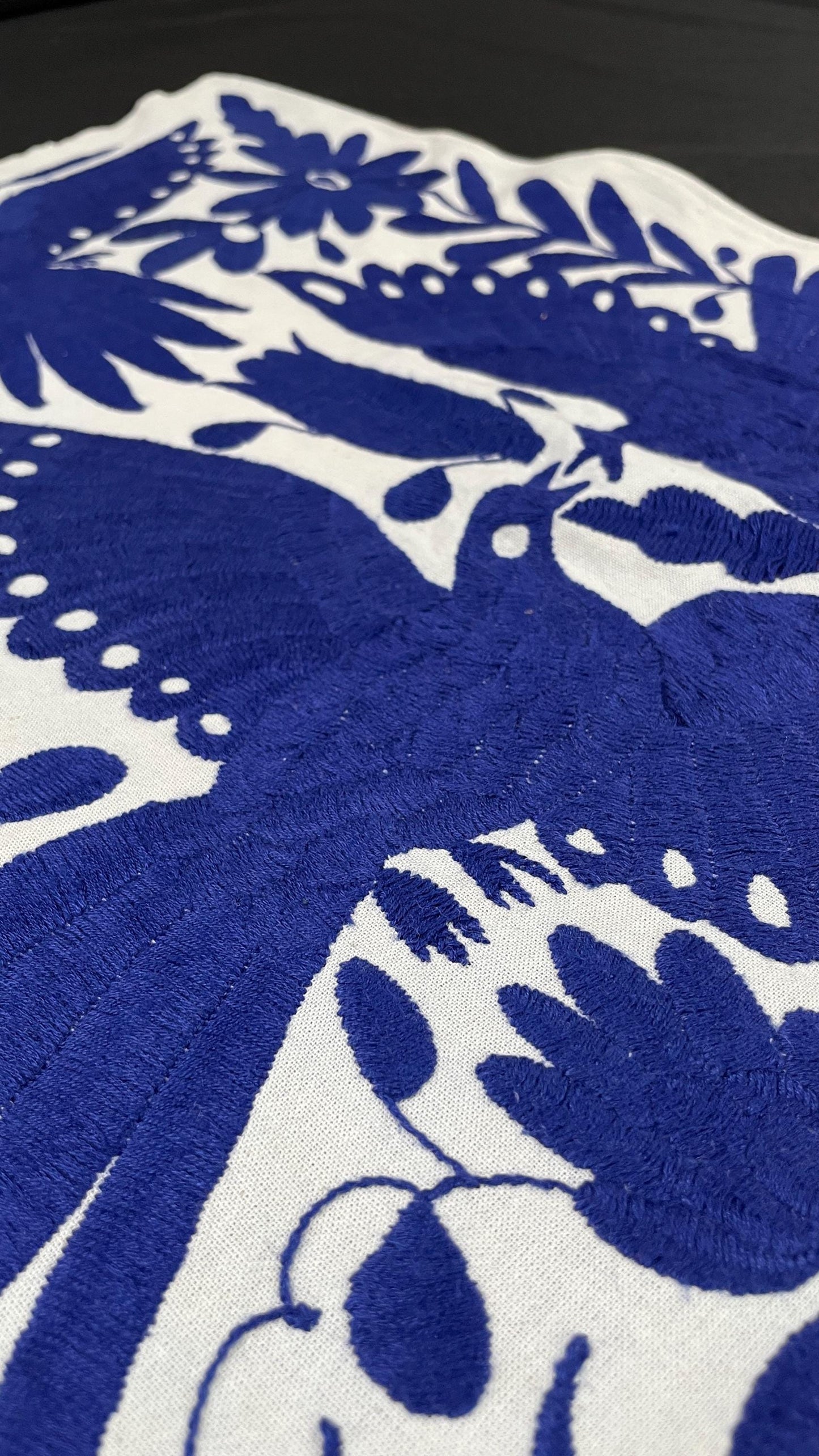 Enorme Bordado Tenango Hecho a Mano en Color Azul-Tapizado Otomi XXL 189 cm x 43 cm (SIN MARCO)