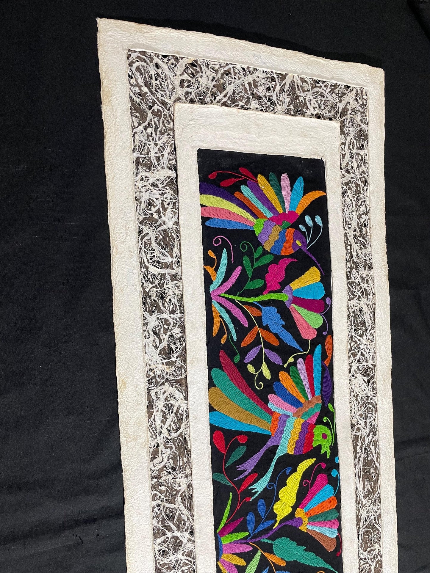 Arte Mural Mexicano en Papel Amate con Bordado de Tenango Hecho a Mano- 47,2 x 15,7-Arte Bordado Otomí Moderno (SIN MARCO)