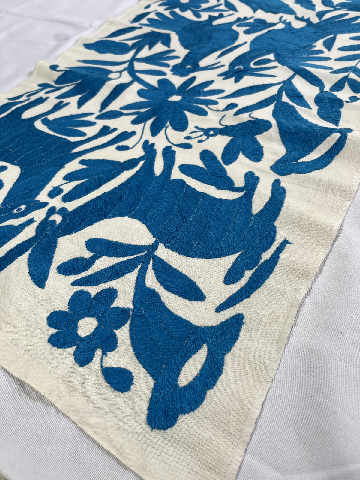 Enorme Bordado Otomi Hecho a Mano en Color Azul Turquesa, Textil Mexicano/Otomi en Formato Vertical XXL 189 cm x 43 cm