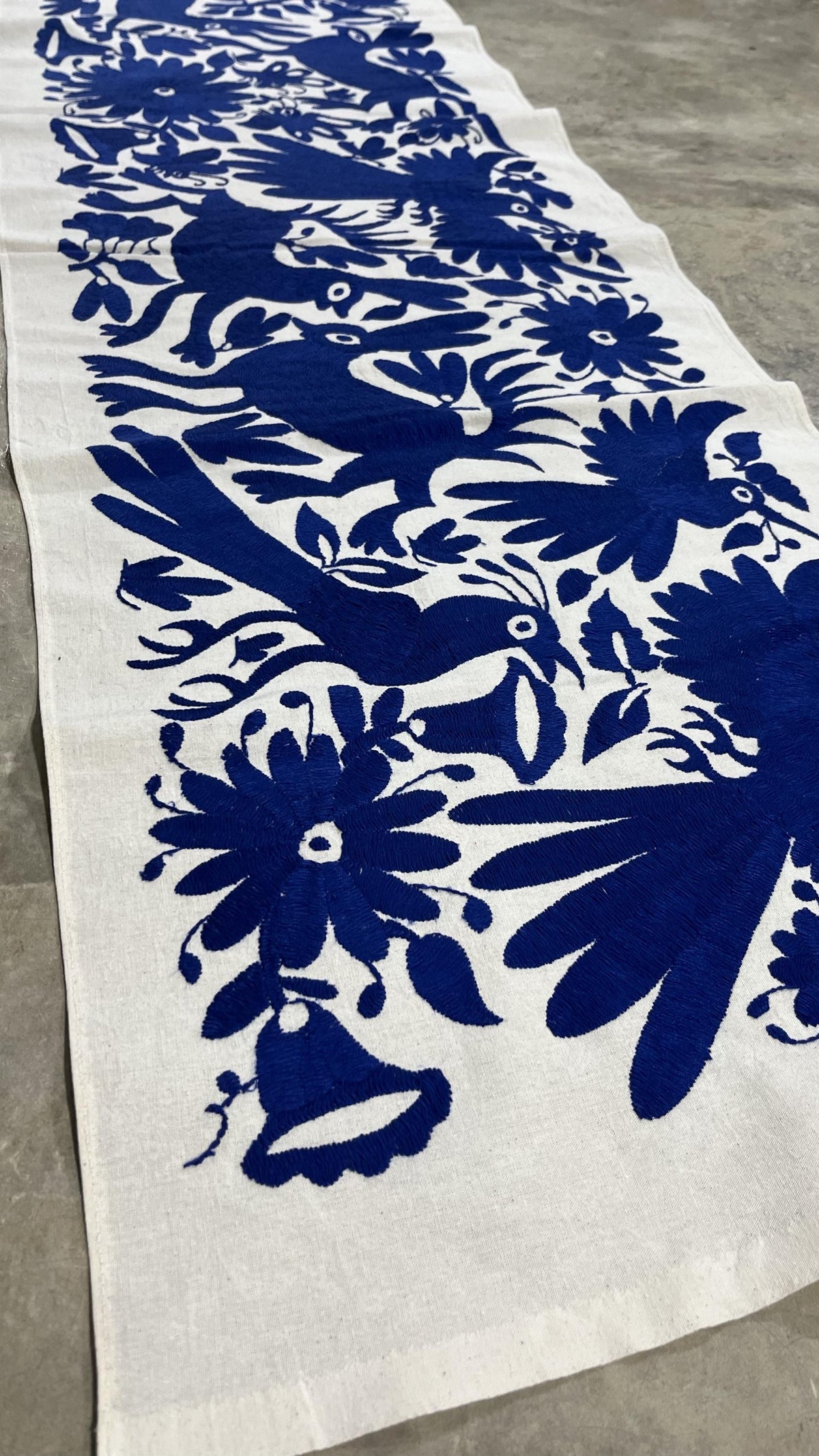 Bordado Otomi Hecho a Mano en Color Azul Marino, Tapizado Otomi Horizontal, Textil Mexicano XXL 190 cm x 44 cm (SIN MARCO) Flores y Aves.