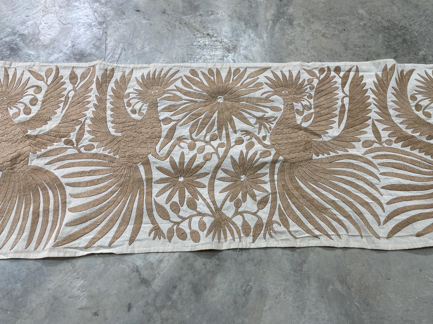 Bordado Otomi Hecho a Mano en Color Beige, Tapizado Otomi Horizontal, Textil Mexicano XXL 189 cm x 43 cm (SIN MARCO) Flores y Aves.