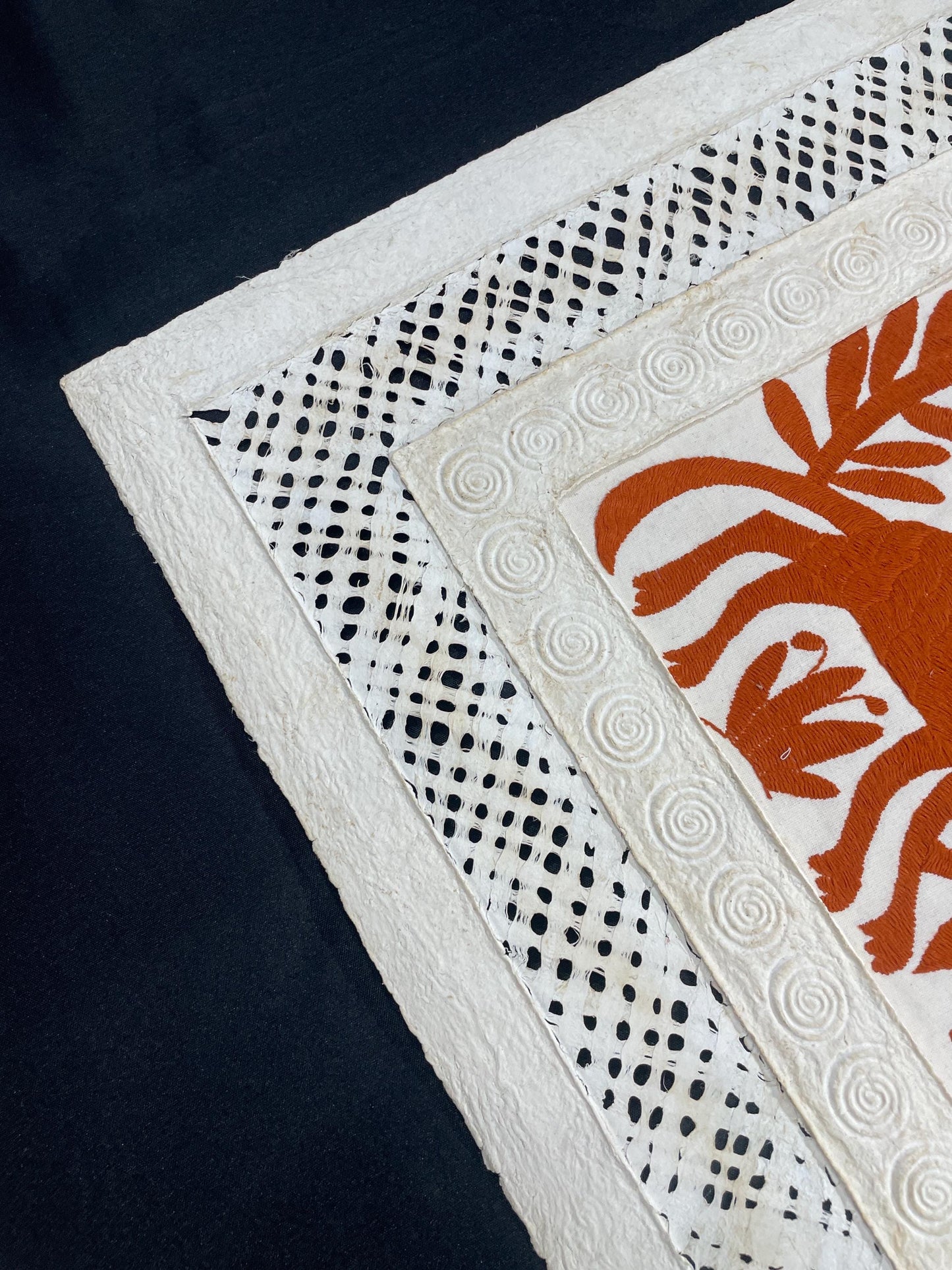 Enorme Arte Mural Mexicano en Papel Amate y Bordado Tenango Hecho a Mano-Arte Otomi Moderno Color Ladrillo XXL 47.2 in x 27.5 in (SIN MARCO)