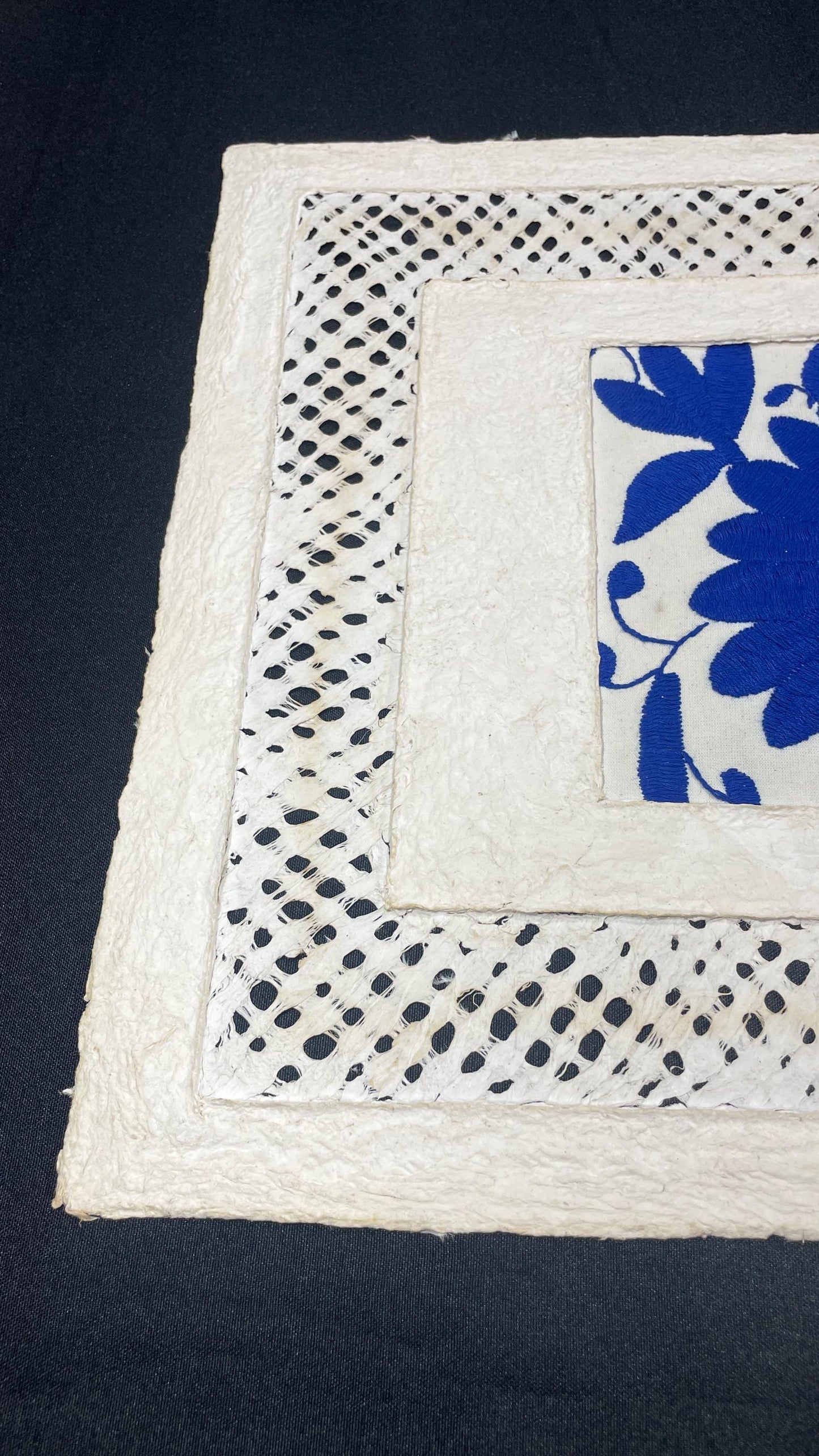 Arte Mural Mexicano en Papel Amate con Bordado de Tenango Hecho a Mano, Arte Otomi Horizontal Color Azul y Blanco XL 47,2 x 15,7 (SIN MARCO)