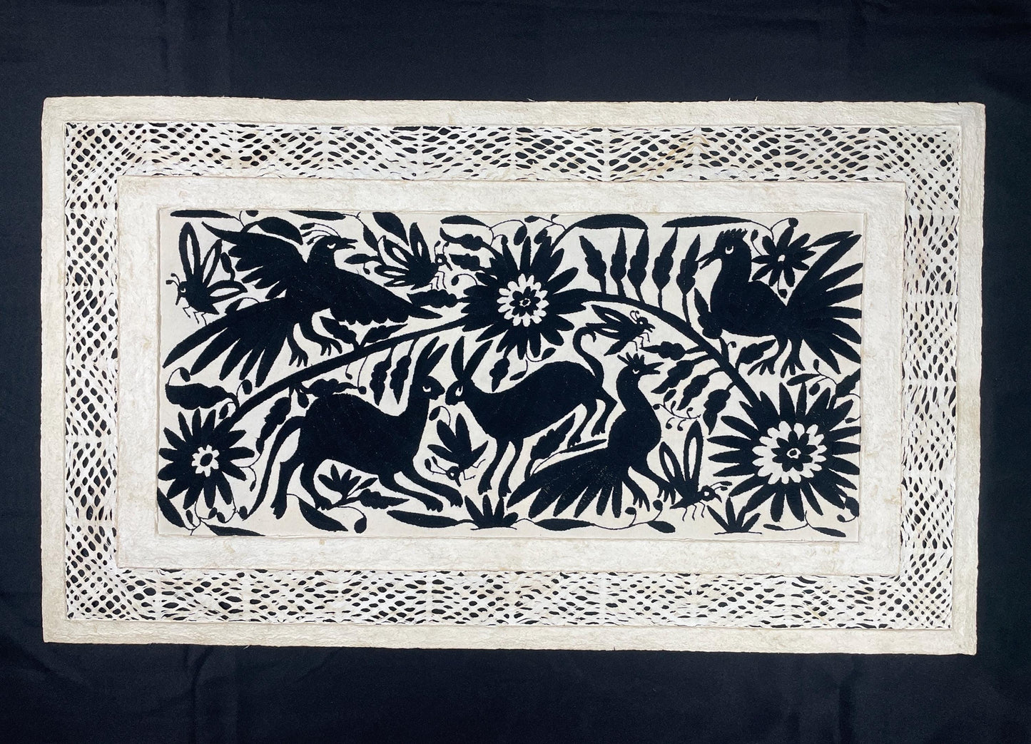 Enorme Arte Mural Mexicano en Papel Amate con Bordado Tenango Hecho A Mano en Color Negro-Arte Otomí Moderno XXL 47.2 X 27.5 (SIN MARCO)