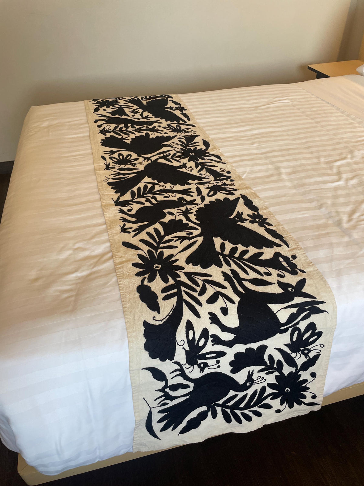 Enorme Bordado Tenango Hecho a Mano en Color Negro-Tapiz Otomi Horizontal-Camino de Mesa-XXL  189 cm x  44 cm (SIN MARCO)