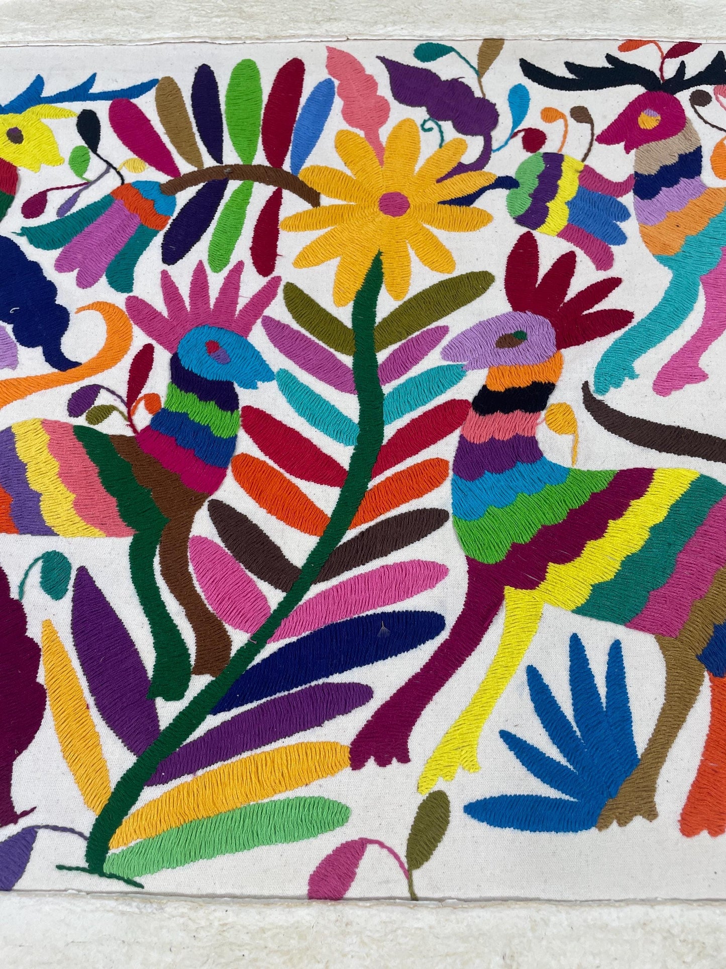 Enorme Arte Mural Mexicano en Papel Amate y Bordado Tenango Hecho a Mano-Arte Otomí Decorativo Moderno XXL 47.2 in x 27.5 in (SIN MARCO)