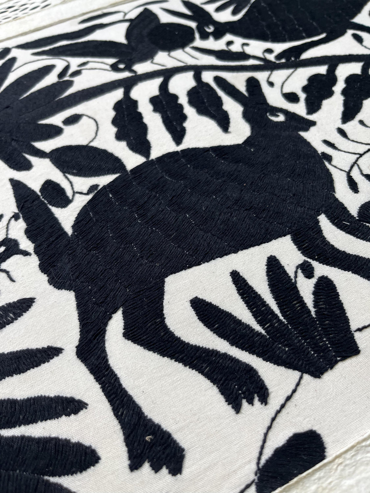Enorme Arte Mural Mexicano en Papel Amate con Bordado Tenango Hecho A Mano en Color Negro-Arte Otomí Moderno XXL 47.2 X 27.5 (SIN MARCO)
