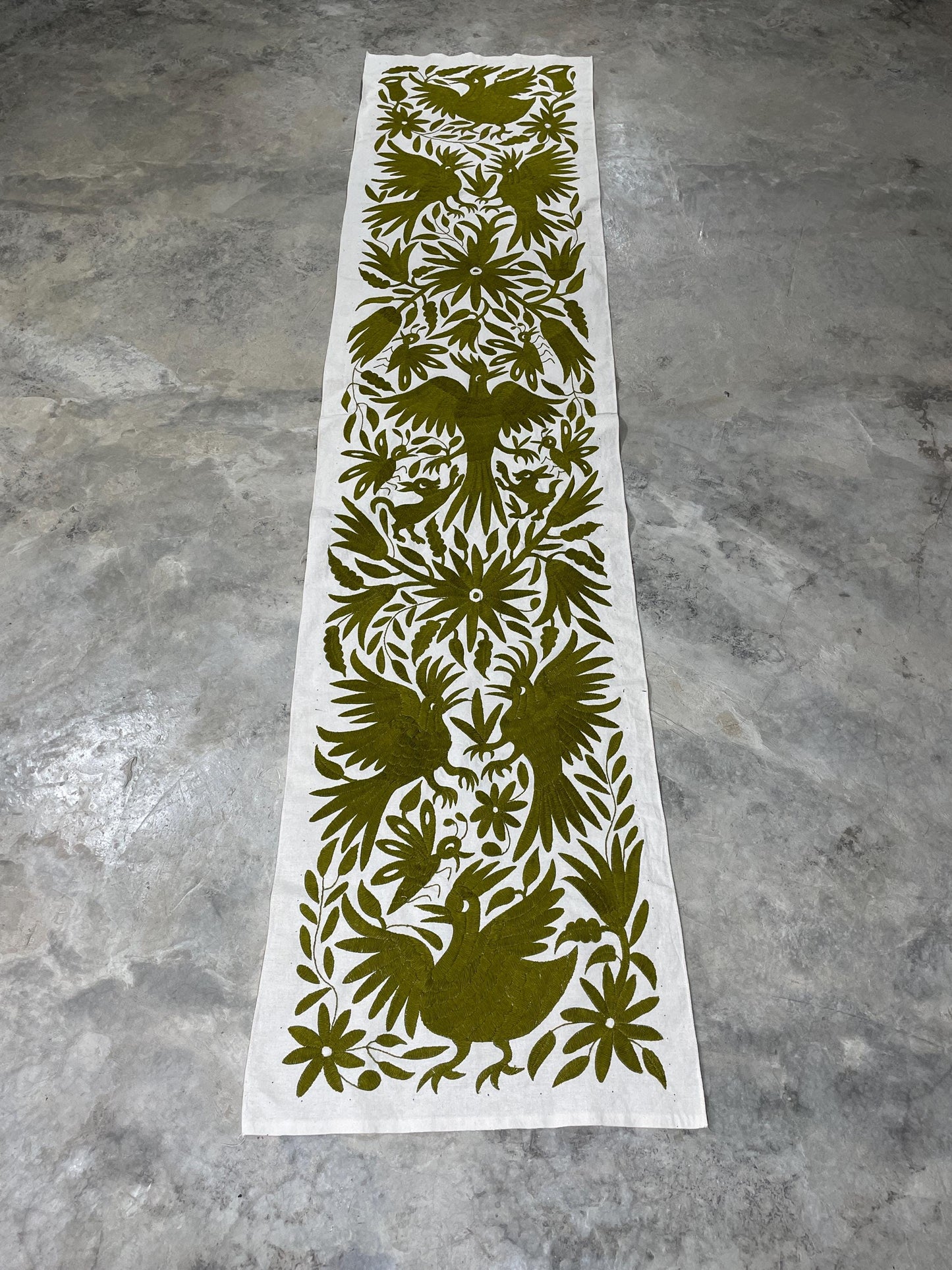 Enorme Bordado Tenango Hecho a Mano en Color Verde Olivo, Camino de Mesa/Tapizado Otomi, XXL 191 cm x 45 cm (Sin Marco) PIEZA ÚNICA.