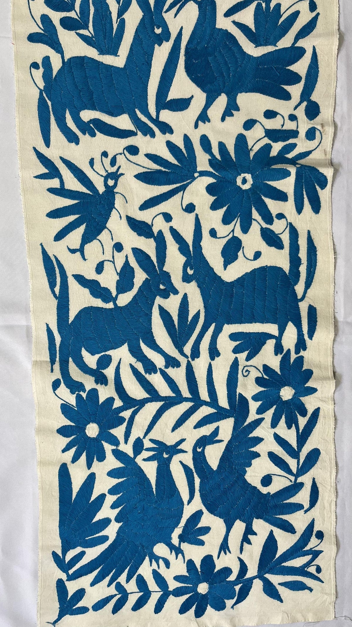 Enorme Bordado Otomi Hecho a Mano en Color Azul Turquesa, Textil Mexicano/Otomi en Formato Vertical XXL 189 cm x 43 cm