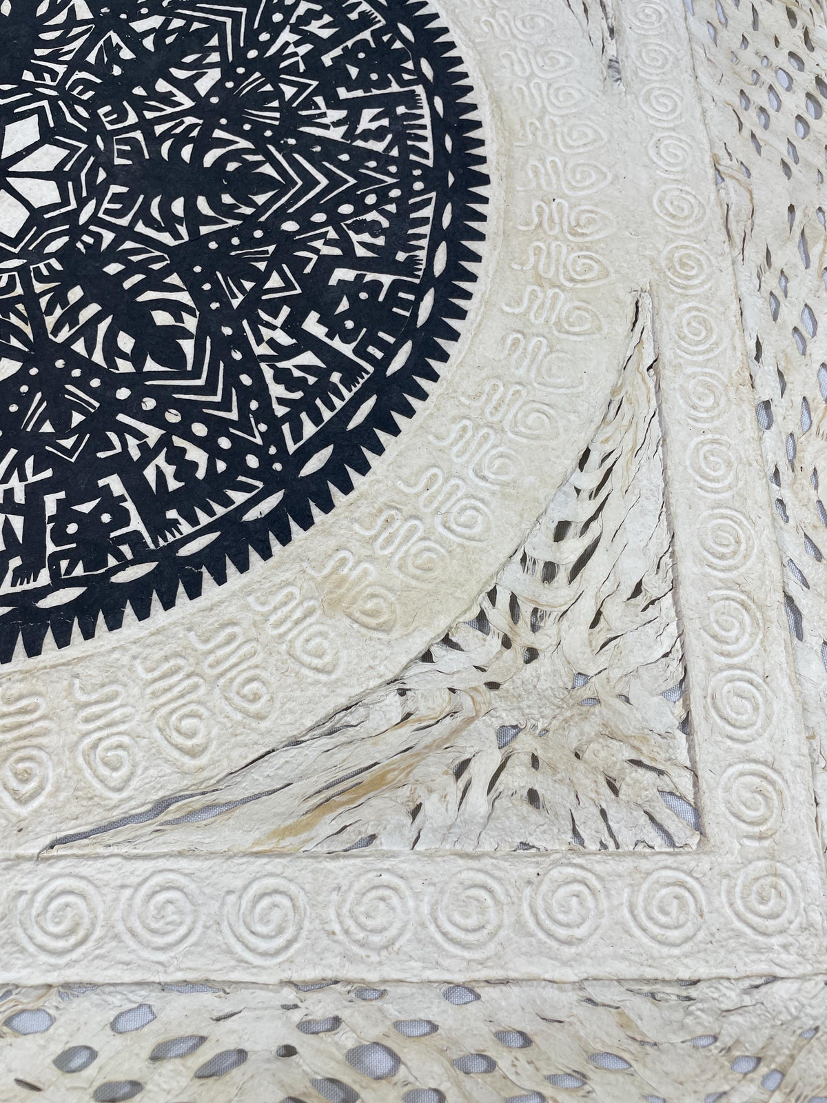 Arte Mural Mexicano en Papel Amate Hecho a Mano con Papel Picado-Arte de Pared Moderno-Cuadro Elegante 28 x 28 (SIN MARCO)