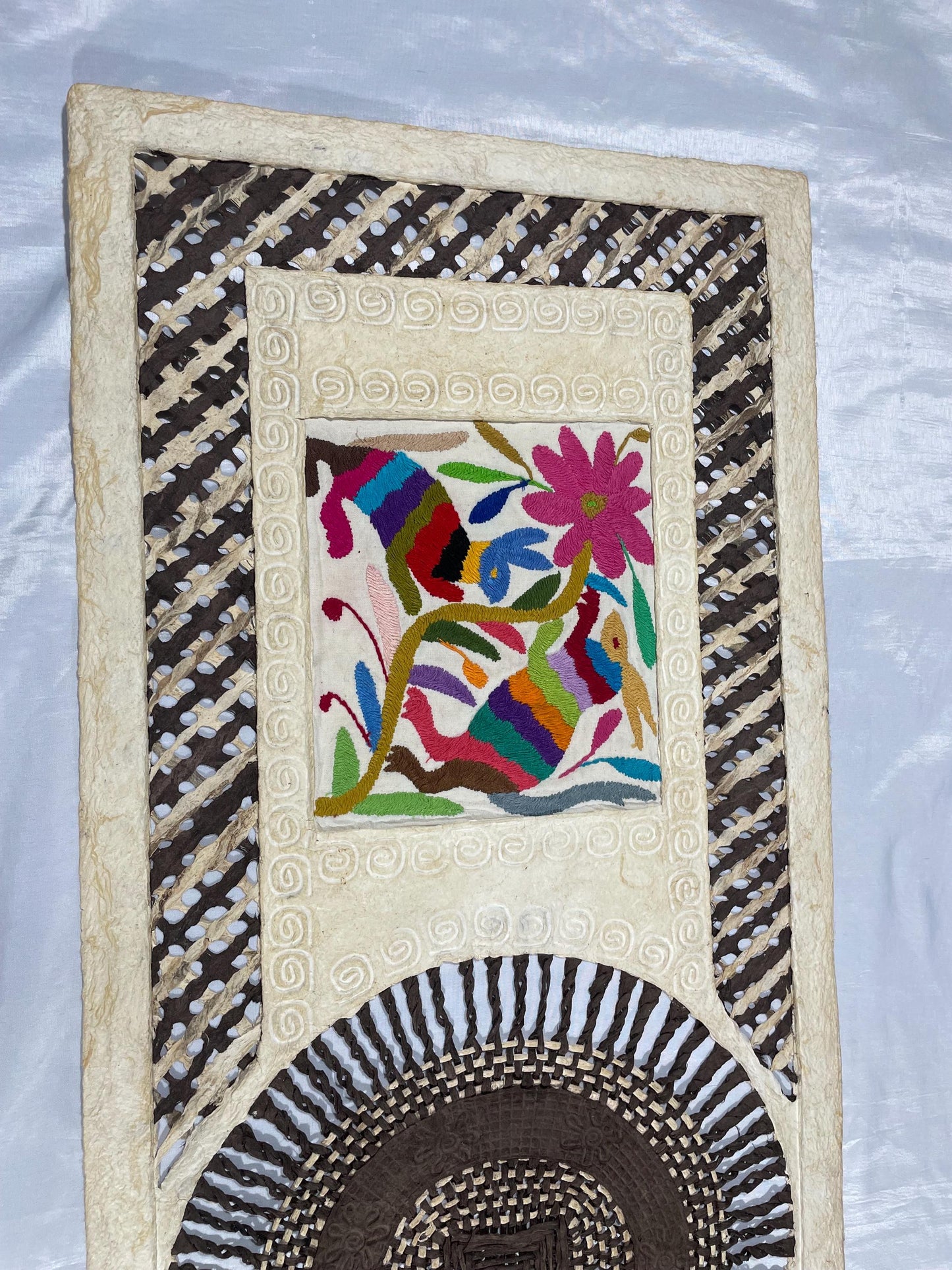 Arte Mural Mexicano en Papel Amate con Bordado de Tenango Hecho a Mano- 120 cm x 40 cm-Arte Bordado Otomí Moderno (SIN MARCO)