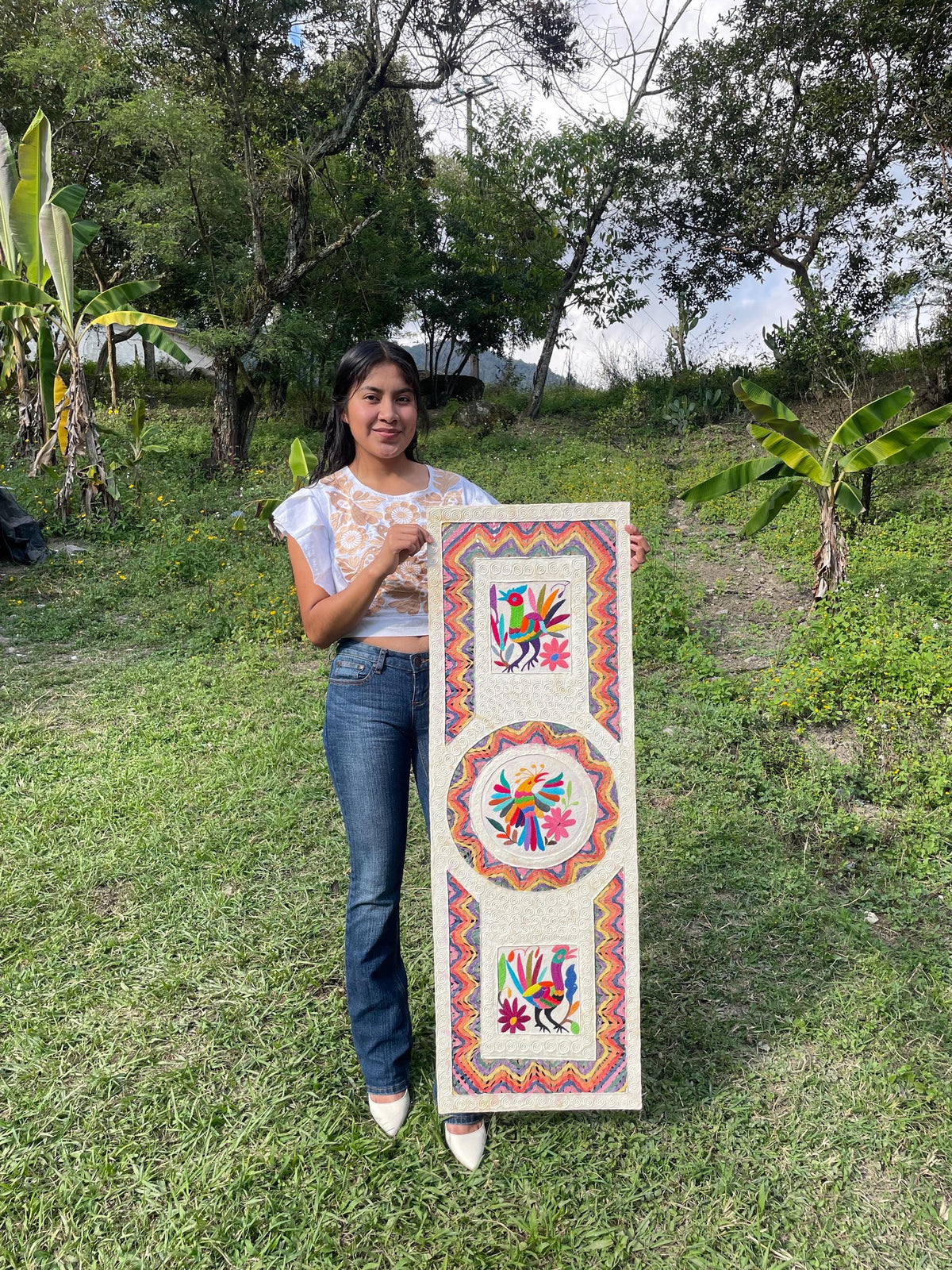 Arte Mural Mexicano en Papel Amate con Bordado de Tenango Hecho a Mano- 47,2 x 15,7 -Arte Otomí Teñido (SIN MARCO)