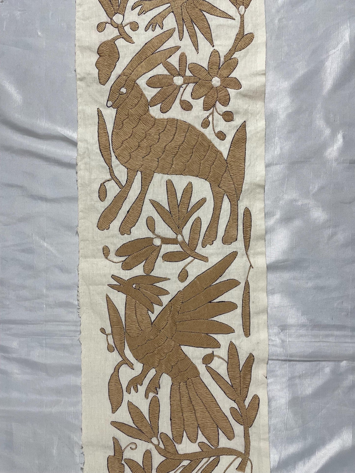 Bordado Tenango Hecho a Mano en Color Beige-Bordado Otomí XL 94 cm x 25 cm-Arte Mexicano de Forma Vertical (SIN MARCO)