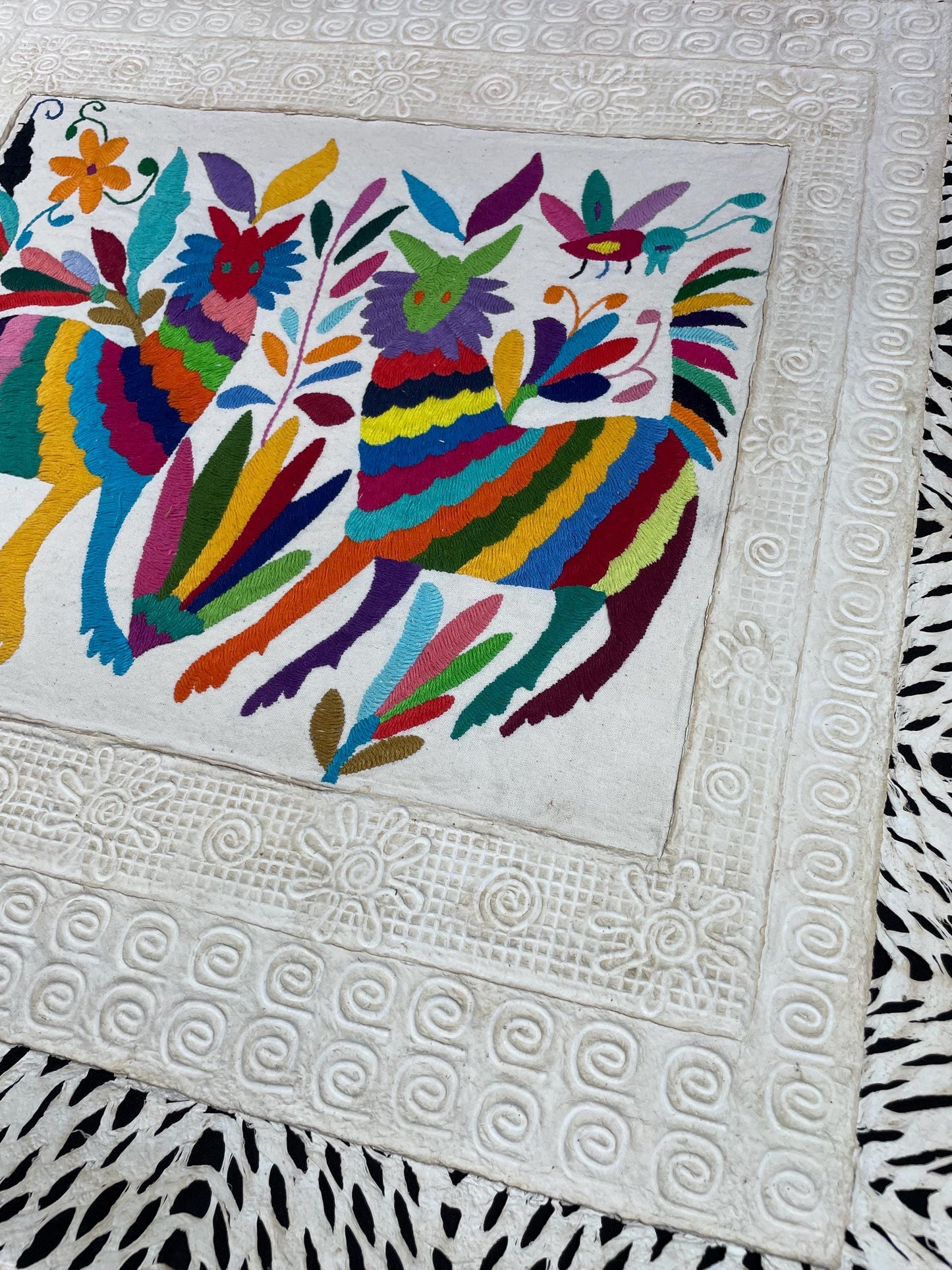 Arte Mural Mexicano Moderno en Papel Amate Y Bordado Tenango Hecho a Mano XL de 28 inx 28 in (SIN MARCO)