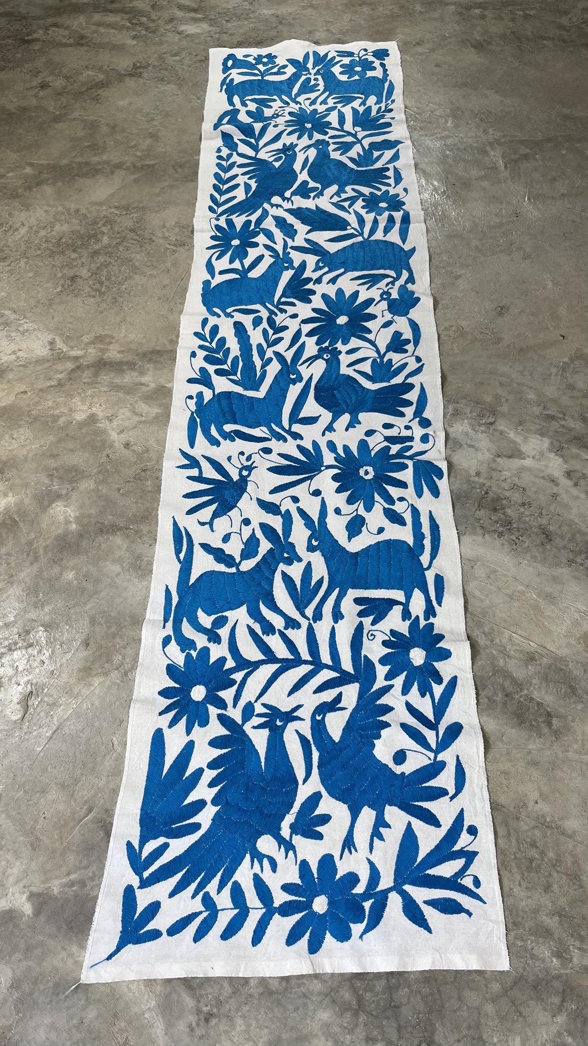Enorme Bordado Otomi Hecho a Mano en Color Azul Turquesa, Textil Mexicano/Otomi en Formato Vertical XXL 189 cm x 43 cm