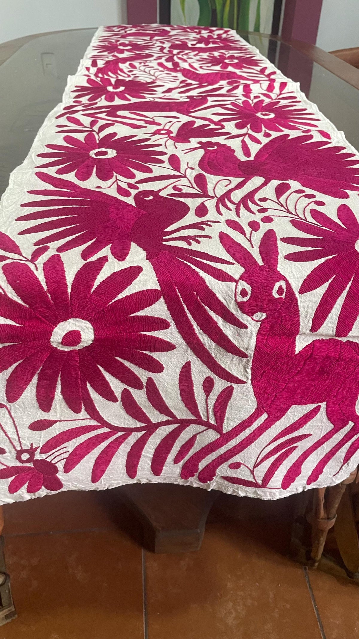 Enorme Bordado Tenango Hecho a Mano en Color Rosa-Camino de Mesa Otomí, Tapizado Tenango XXL 190 cm x 42 cm  (SIN MARCO)