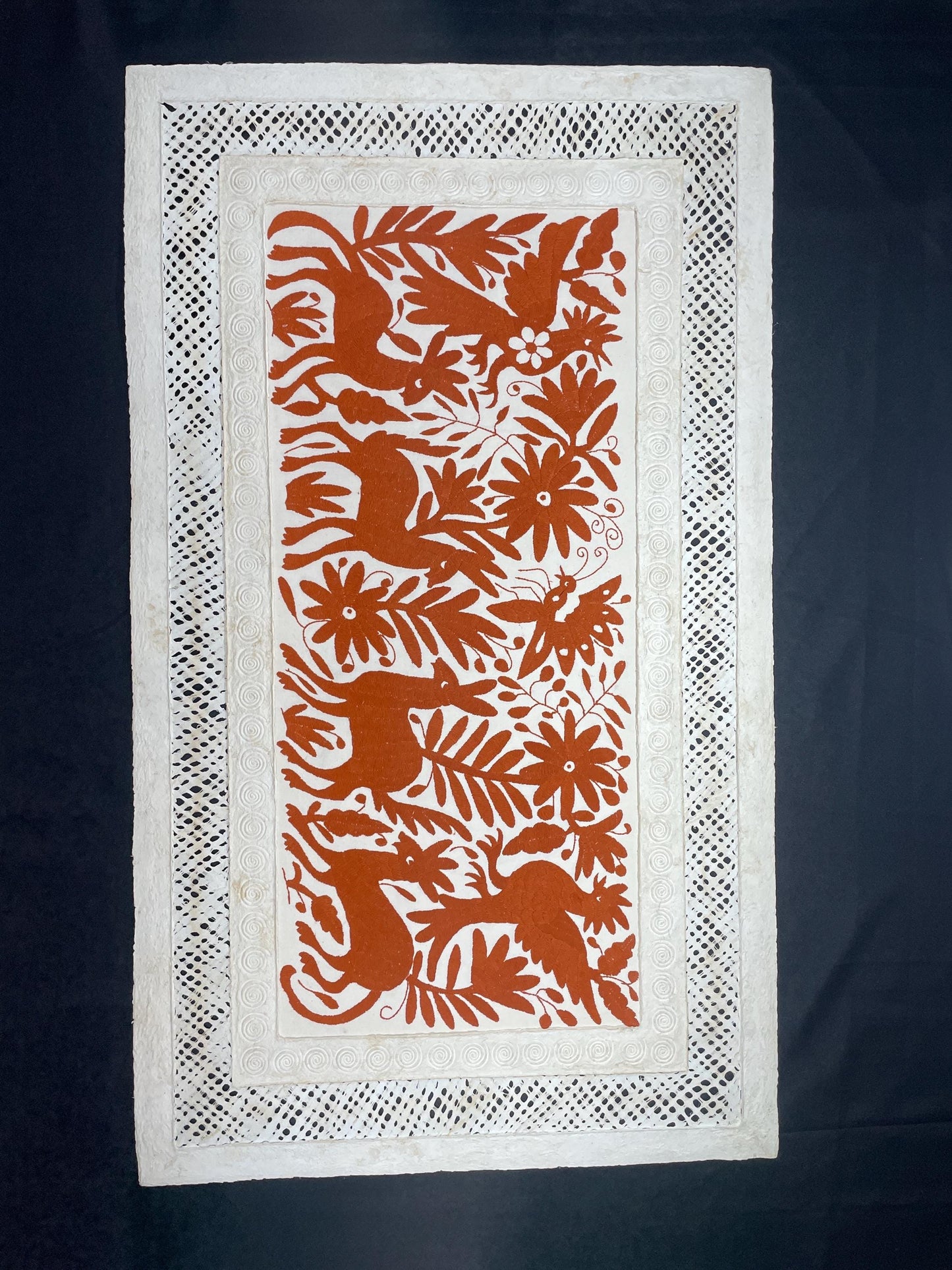 Enorme Arte Mural Mexicano en Papel Amate y Bordado Tenango Hecho a Mano-Arte Otomi Moderno Color Ladrillo XXL 47.2 in x 27.5 in (SIN MARCO)