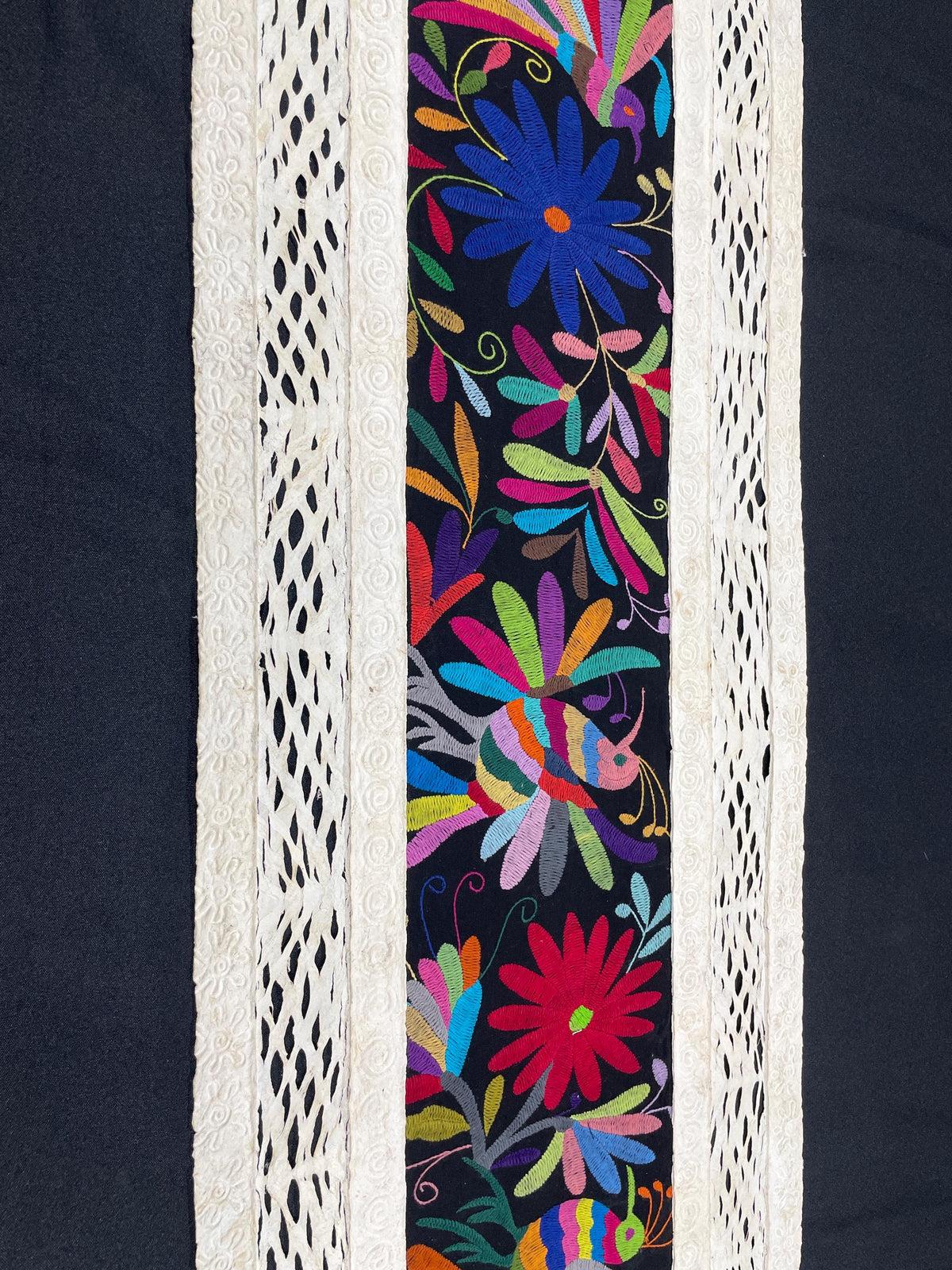Arte Mural Mexicano en Papel Amate con Bordado de Tenango Hecho a Mano- 120 cm x 40 cm-Arte Bordado Otomí Moderno (SIN MARCO)