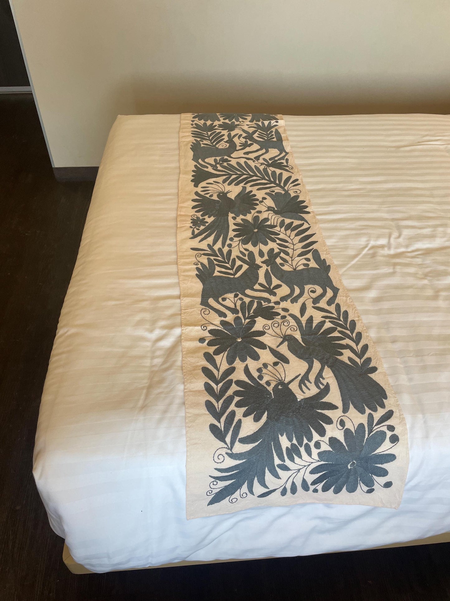 Tapiz Otomi Hecho a Mano en Color Gris Azulado/Arte y Textil Decorativo Otomi XL 152 cm x 33 cm (SIN MARCO)