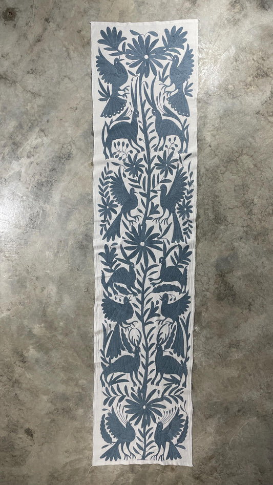 Enorme Bordado Tenango Hecho a Mano en Color Gris Azulado -Bordado Otomí, Tapiz Decorativo XXL 190 cm x 45 cm (SIN MARCO)