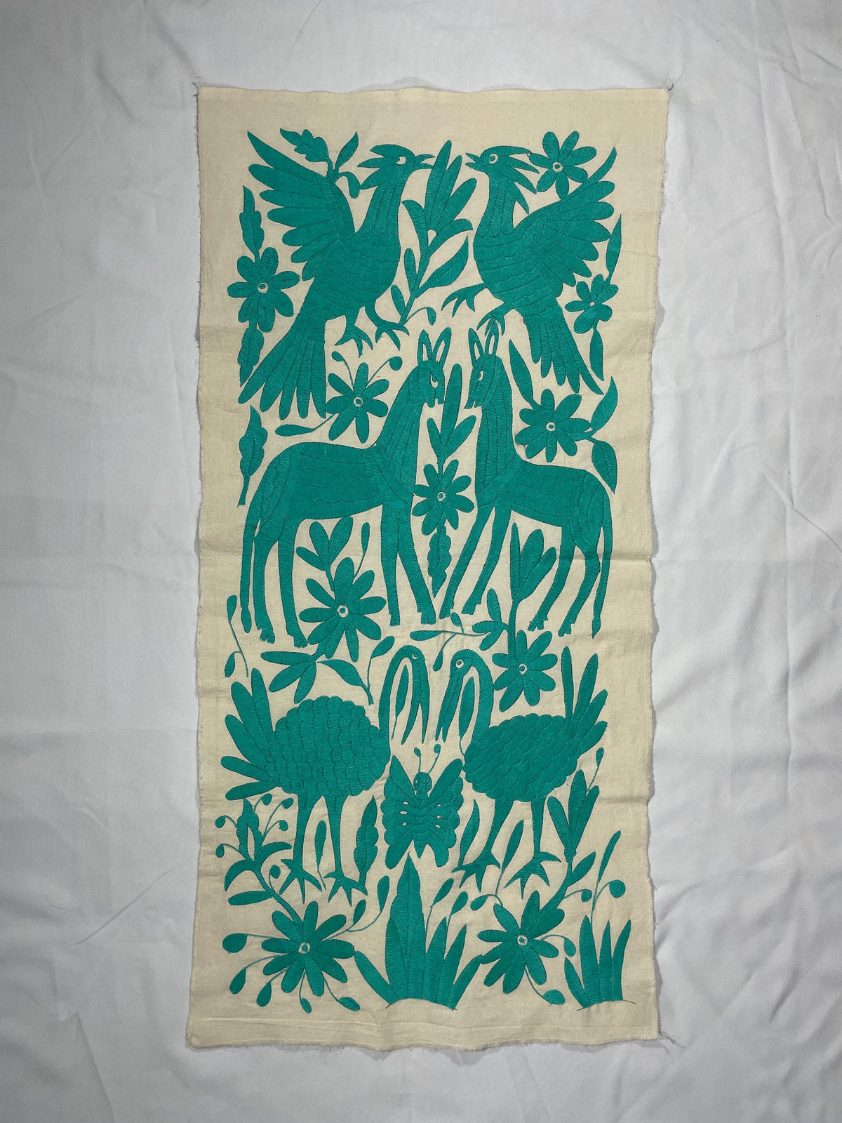Tapizado Tenango Bordado y Hecho a Mano- Textil Otomi Mexicano Moderno en Color Verde Azulado XL 98 cm x 46 cm(SIN MARCO)