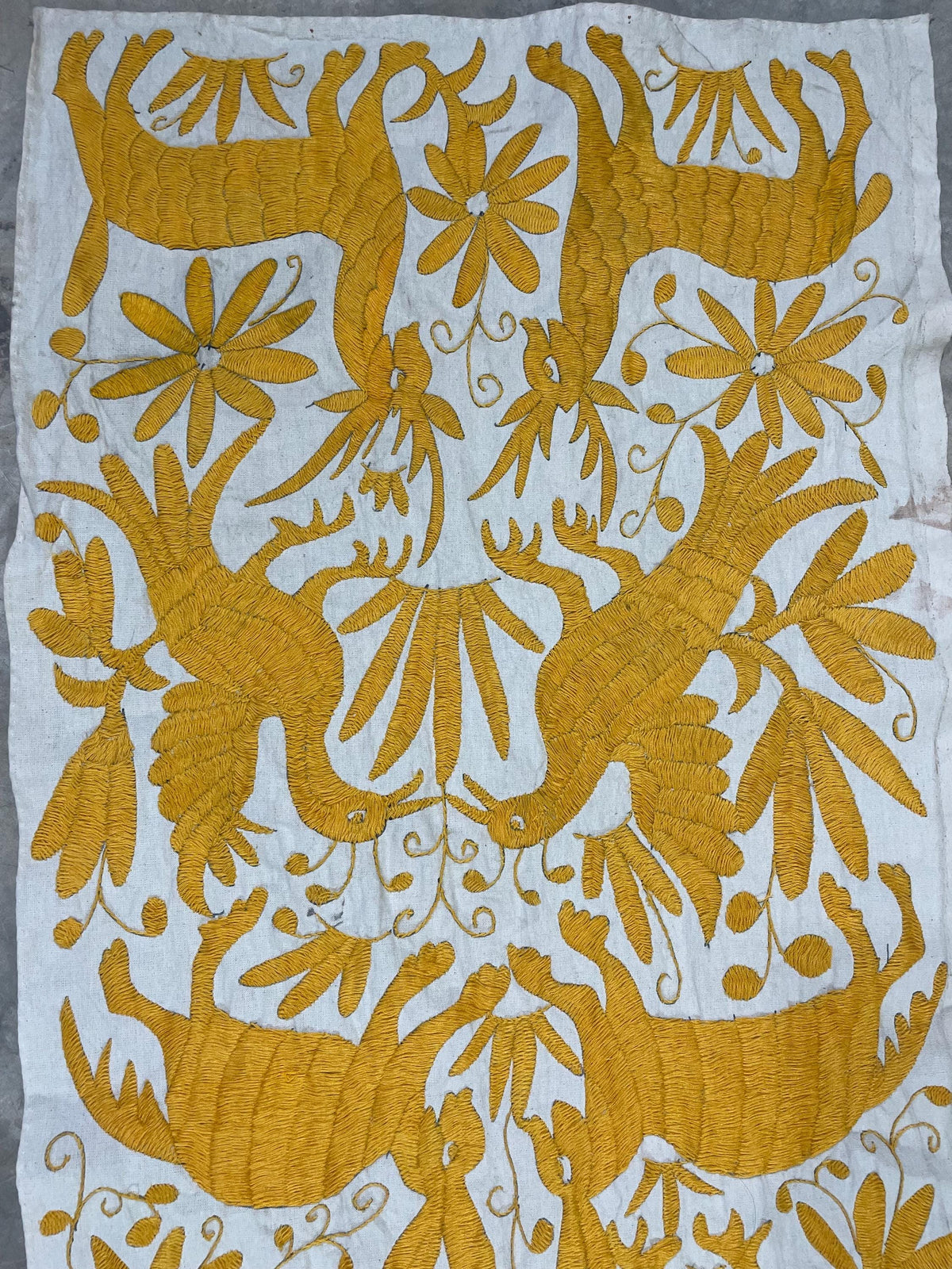 Bordado Tenango Hecho a Mano en Color Amarillo, Camino de Mesa/Tapizado Otomi XXL 178 cm x 46 cm