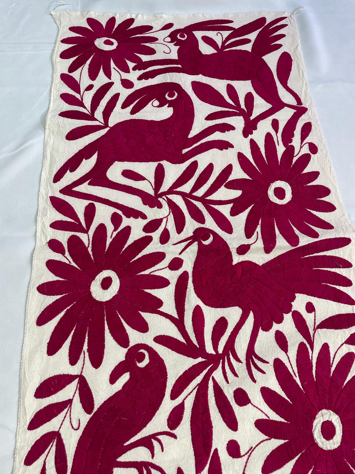 Enorme Bordado Tenango Hecho a Mano en Color Rosa-Camino de Mesa Otomí, Tapizado Tenango XXL 190 cm x 42 cm  (SIN MARCO)
