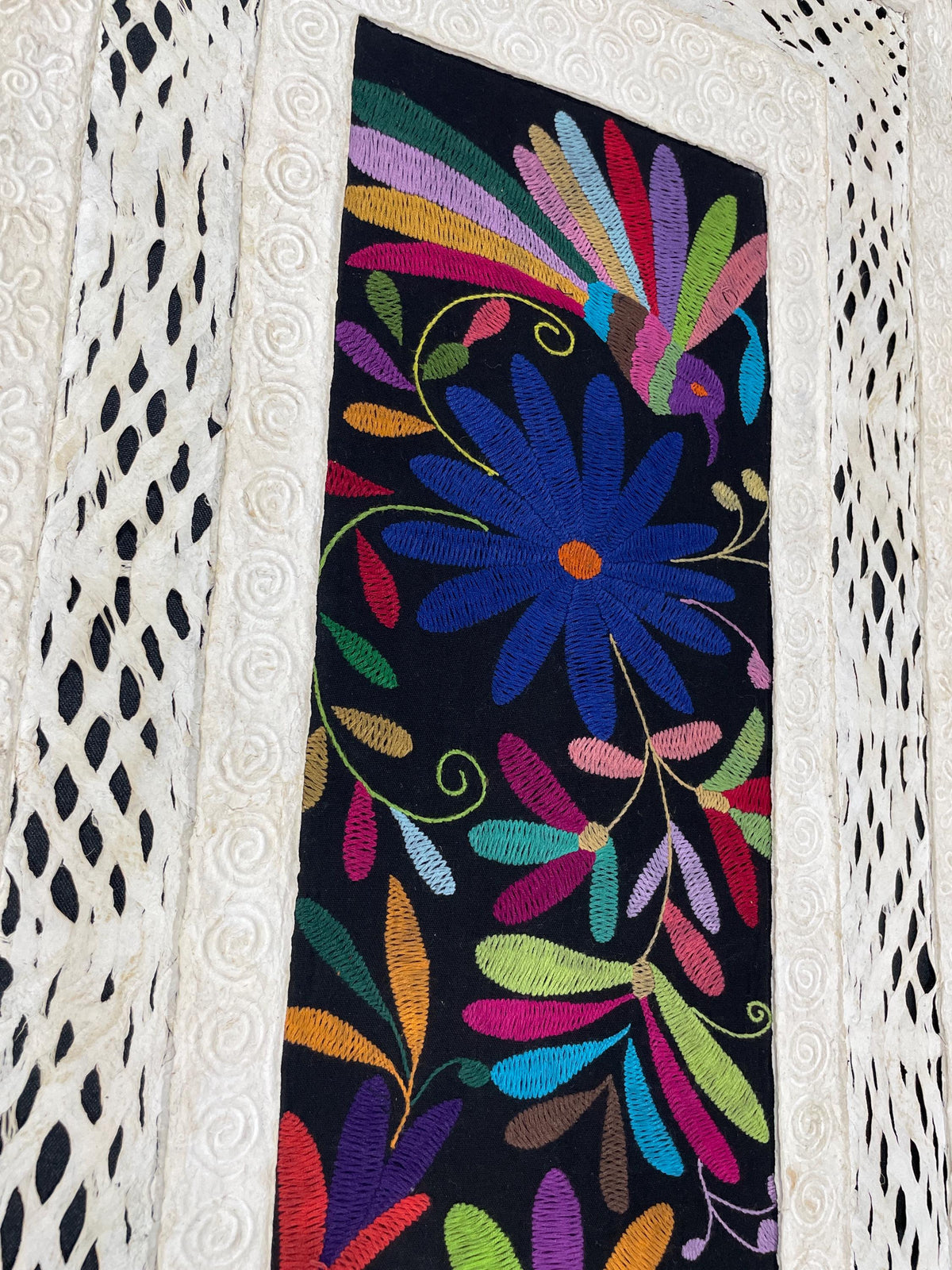 Arte Mural Mexicano en Papel Amate con Bordado de Tenango Hecho a Mano- 120 cm x 40 cm-Arte Bordado Otomí Moderno (SIN MARCO)