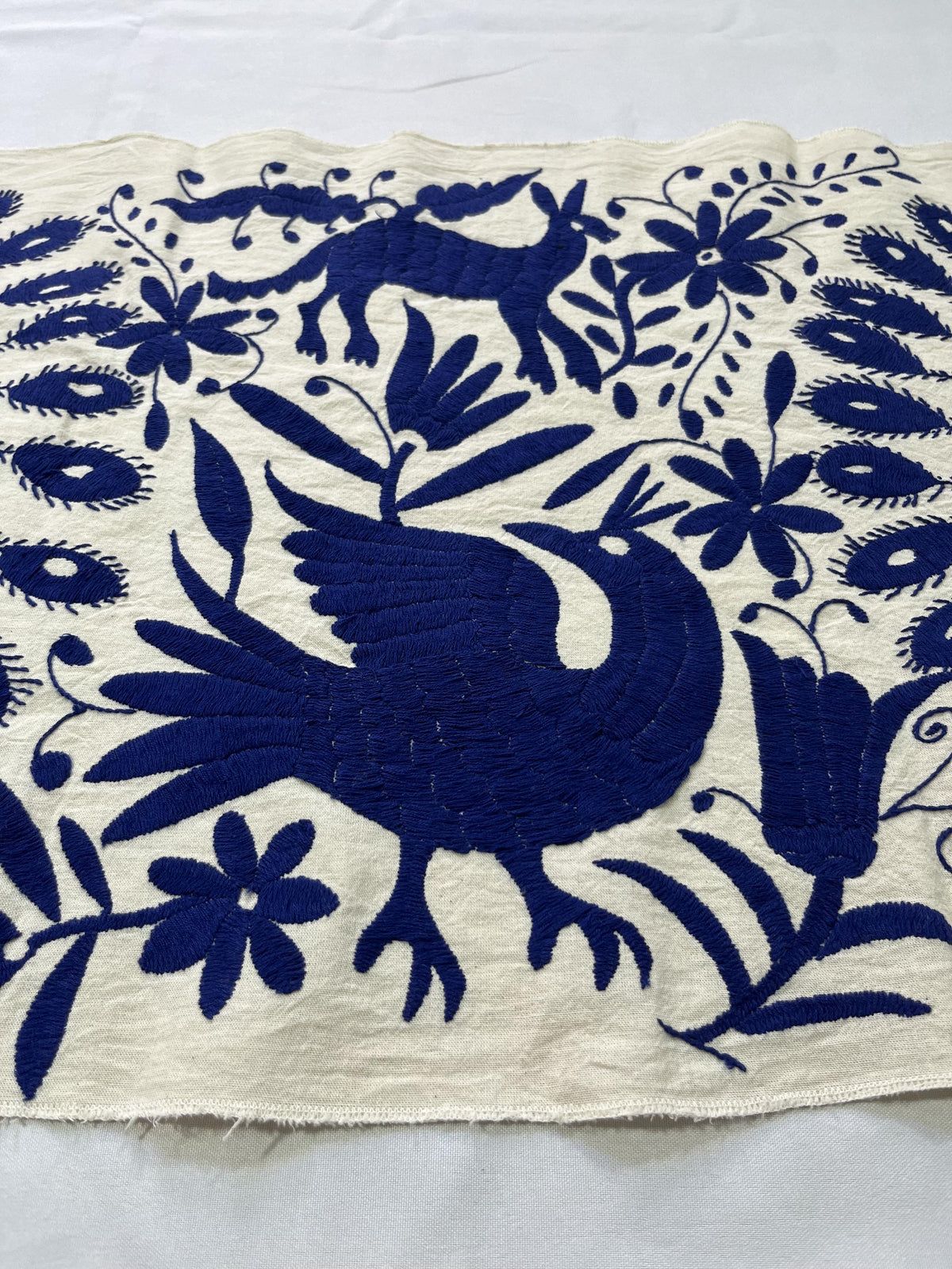 Bordado Tenango Hecho a Mano en Color Azul Marino, Tapizado Otomi XXL de 190 x 45 cm-Arte Mexicano (SIN MARCO)-Aves Pavoreales