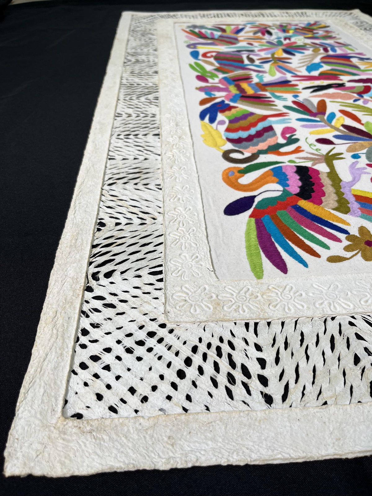 Arte Mural Mexicano Hecho a Mano en Papel Amate y Bordado Tenango-Arte Otomi Moderno en Formato Horizontal XXL 47.2 x 27.5 (SIN MARCO)