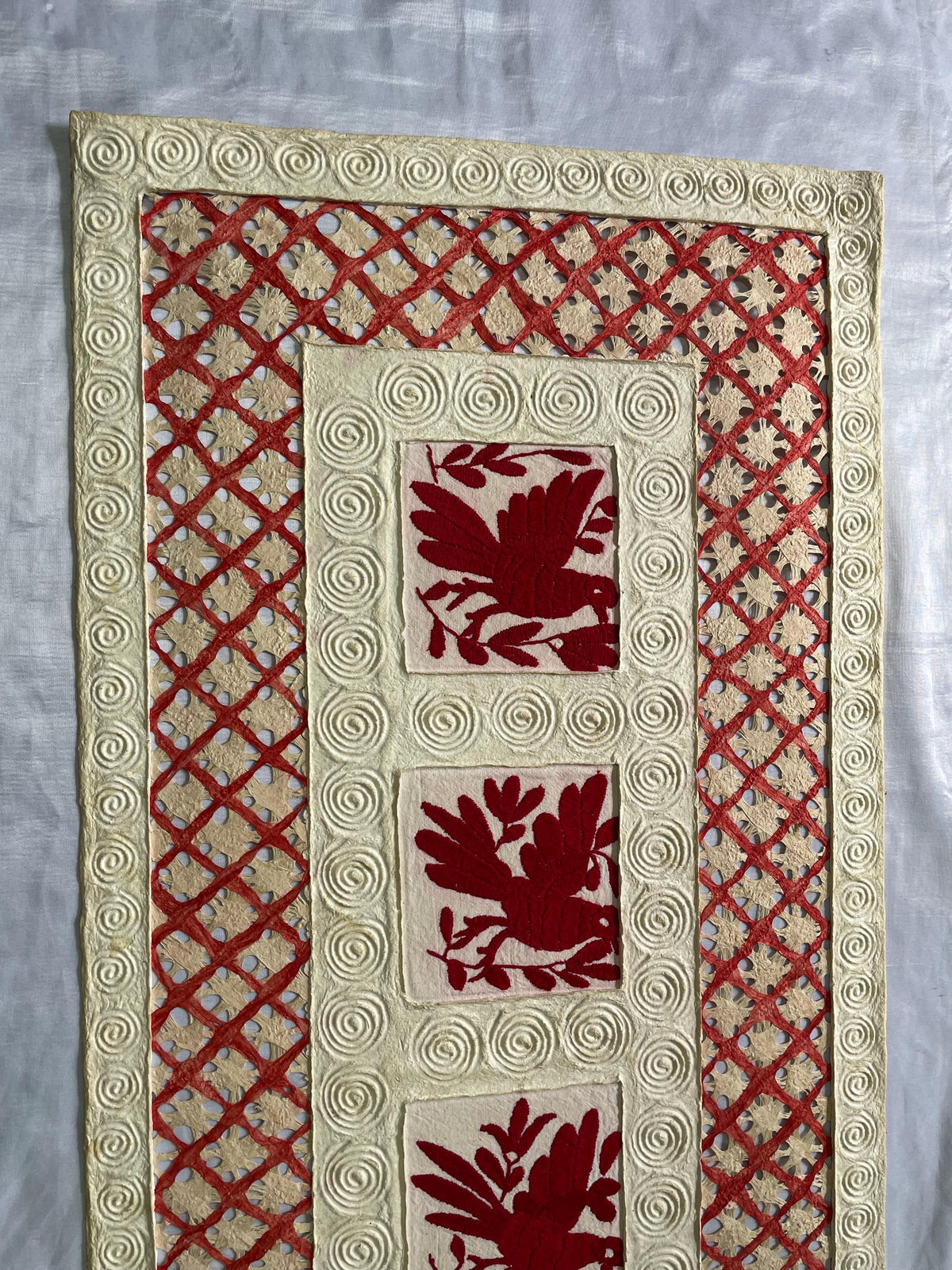 Arte Mural Mexicano Con Bordado Tenango y Papel Amate Hecho a Mano- 47,2 x 15,7 -Arte Otomí Teñido Color Rojo (SIN MARCO)