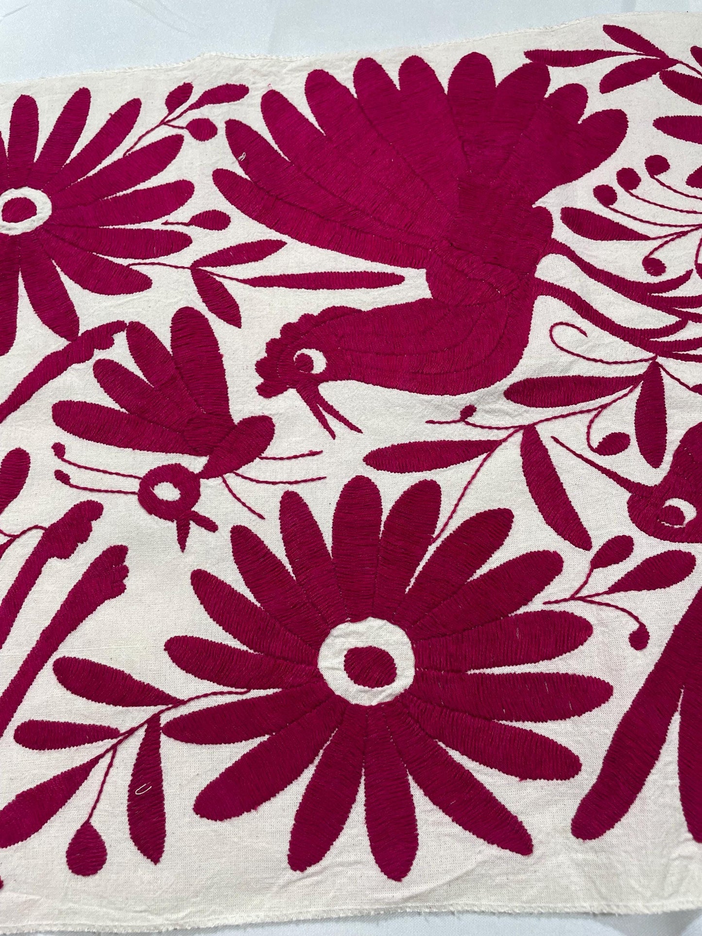 Enorme Bordado Tenango Hecho a Mano en Color Rosa-Camino de Mesa Otomí, Tapizado Tenango XXL 190 cm x 42 cm  (SIN MARCO)