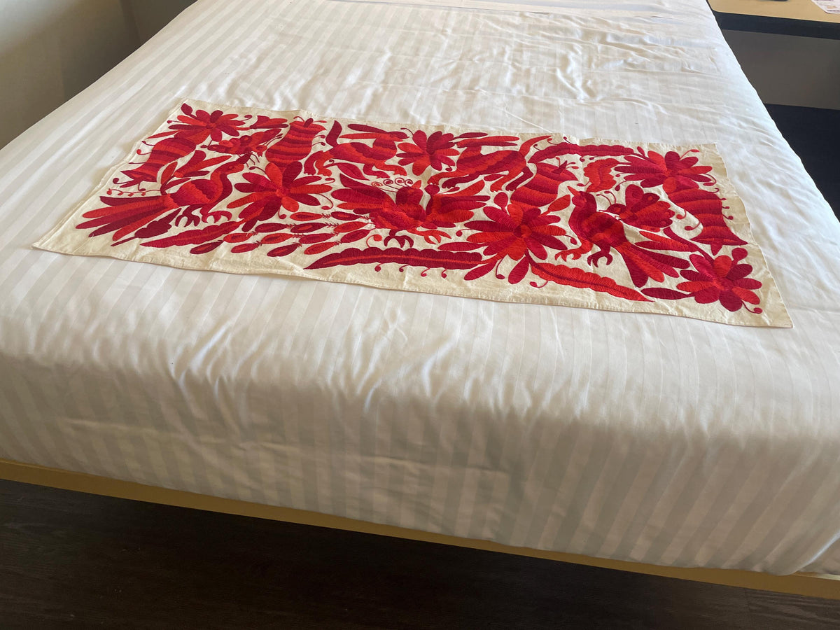 Bordado Tenango Hecho a Mano,Tapizado Otomi Moderno en Tres Colores de Rojo Combinados, Textil Mexicano XL 95 cm x 46 cm