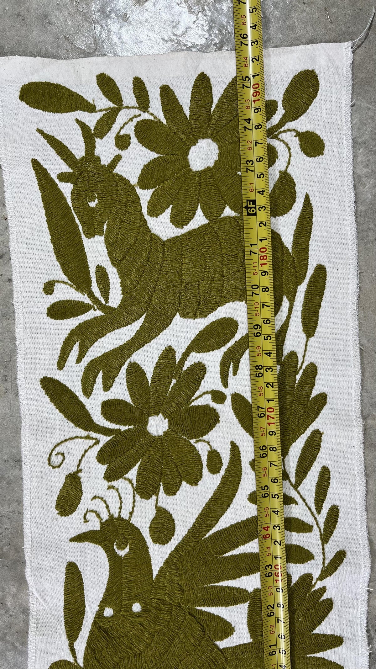 Bordado Otomi Hecho a Mano en Verde Olivo, Comino de Mesa, Tenango Decorativo XXL 192 cm x 22 cm