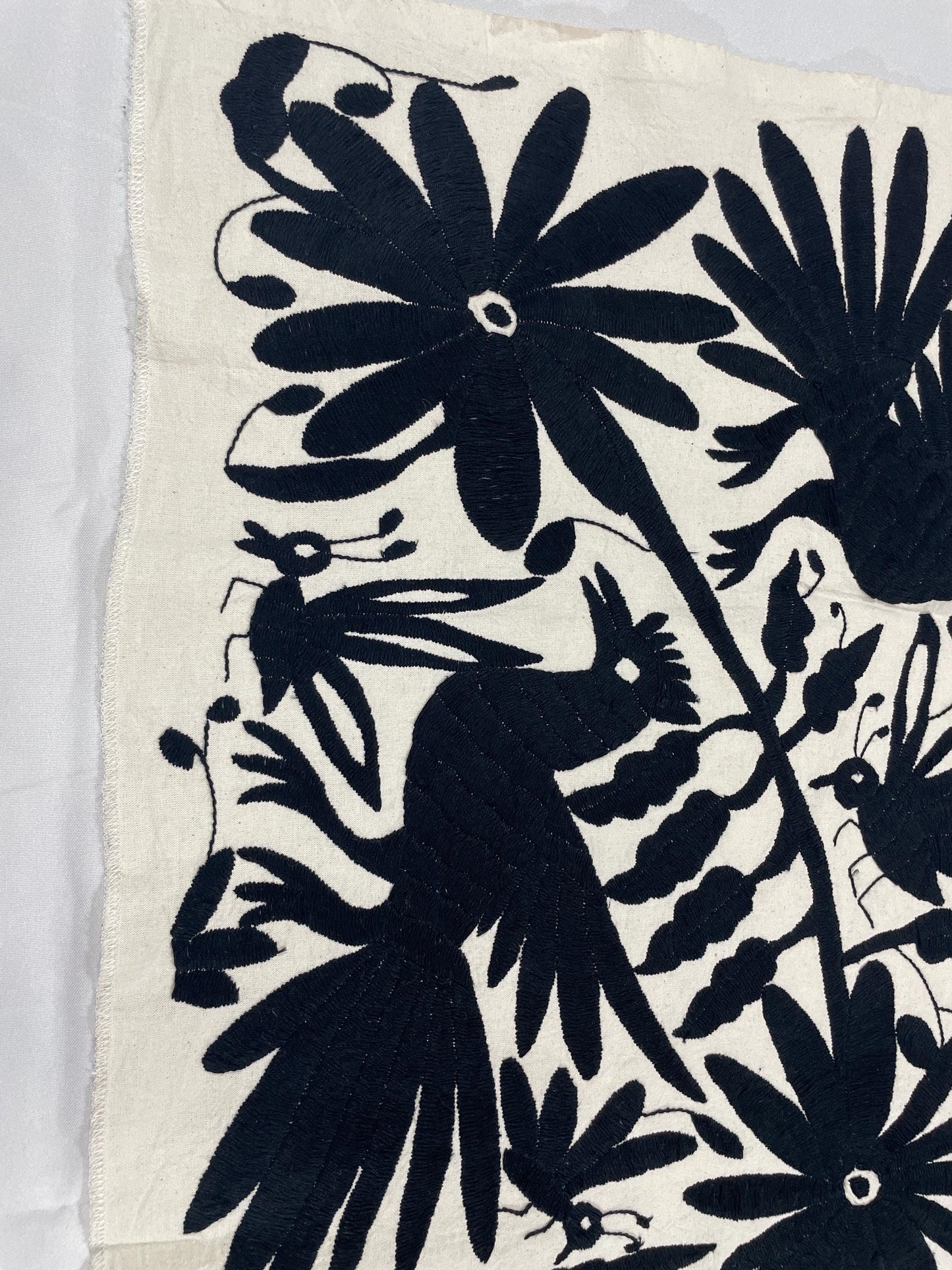Bordado Tenango Hecho a Mano,Tapizado Otomi en Color Negro XL 94 cm x 45 cm-Textil Mexicano Moderno (SIN MARCO)
