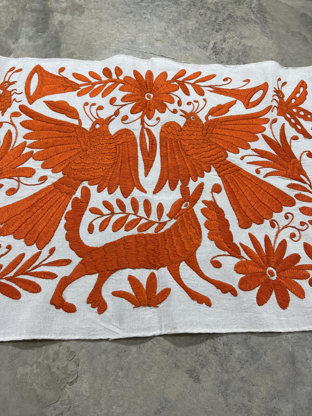 Bordado Tenango Hecho a Mano,Tapizado Otomi en Color Anaranjado XXL 190 cm x 43 cm-Textil Mexicano Moderno (SIN MARCO)