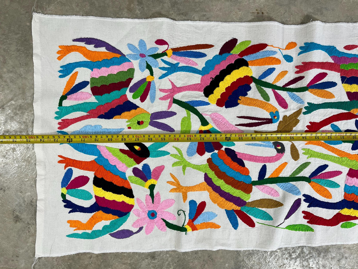 Bordado Otomi Hecho y Bordado a Mano en Multicolor-Tapizados Tenangos/Camino de Mesa  XXL 190 cm x 45 cm