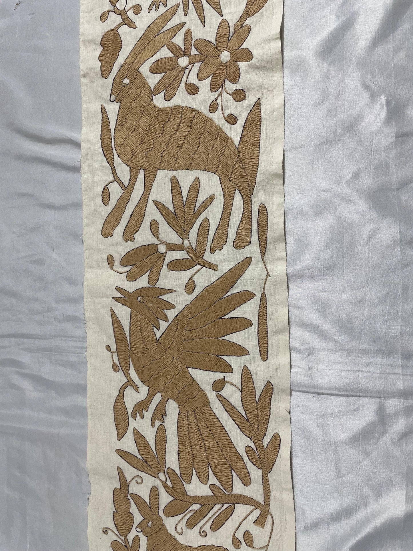Bordado Tenango Hecho a Mano en Color Beige-Bordado Otomí XL 94 cm x 25 cm-Arte Mexicano de Forma Vertical (SIN MARCO)