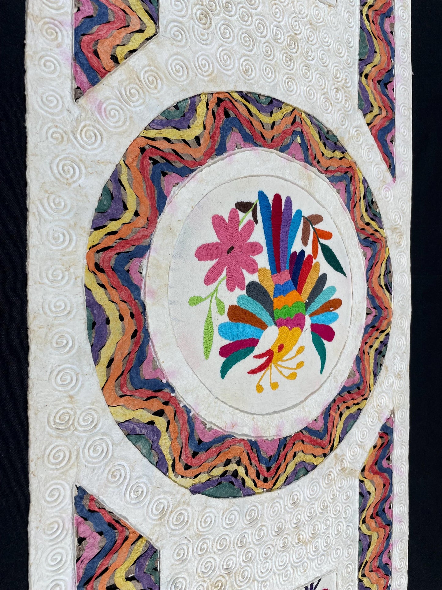 Arte Mural Mexicano en Papel Amate con Bordado de Tenango Hecho a Mano- 47,2 x 15,7 -Arte Otomí Teñido (SIN MARCO)