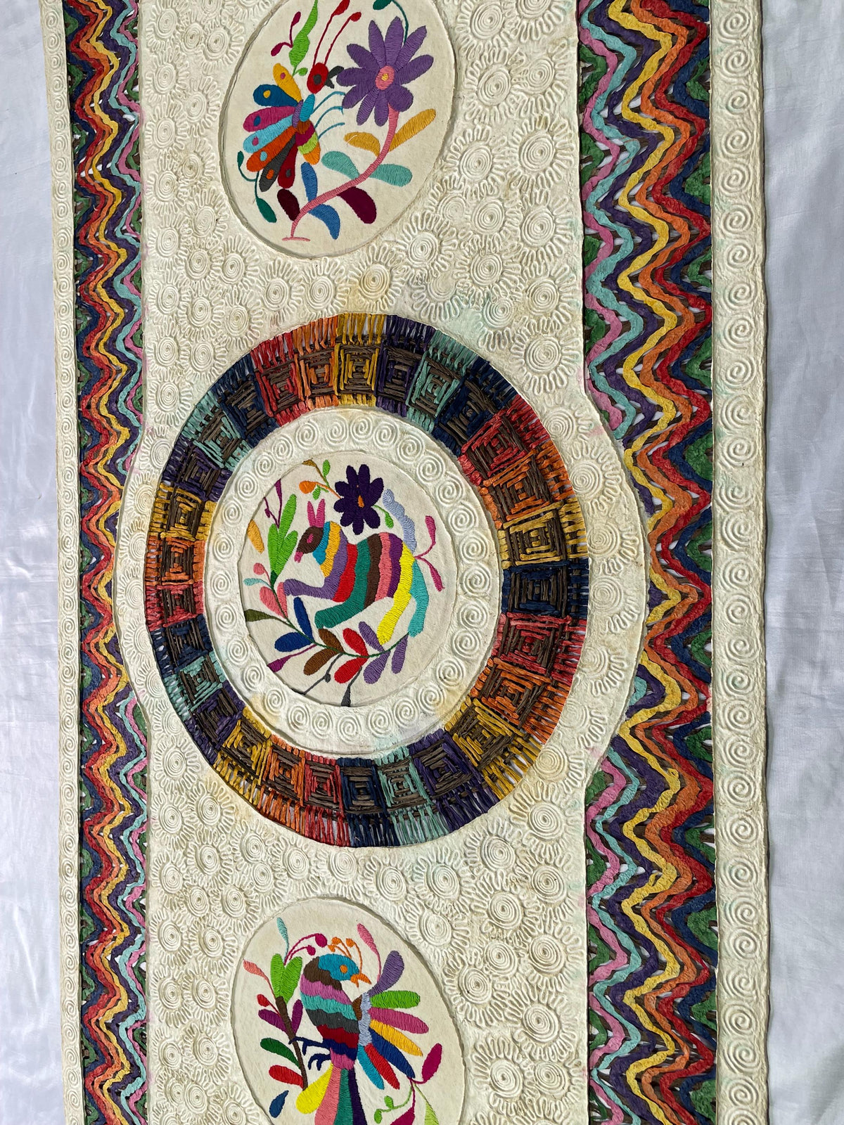 Arte Mural Mexicano en Papel Amate Teñido con Bordado de Tenango Hecho a Mano- XXL 47.2 in x 23.6 in-Arte Otomí Moderno (SIN MARCO)