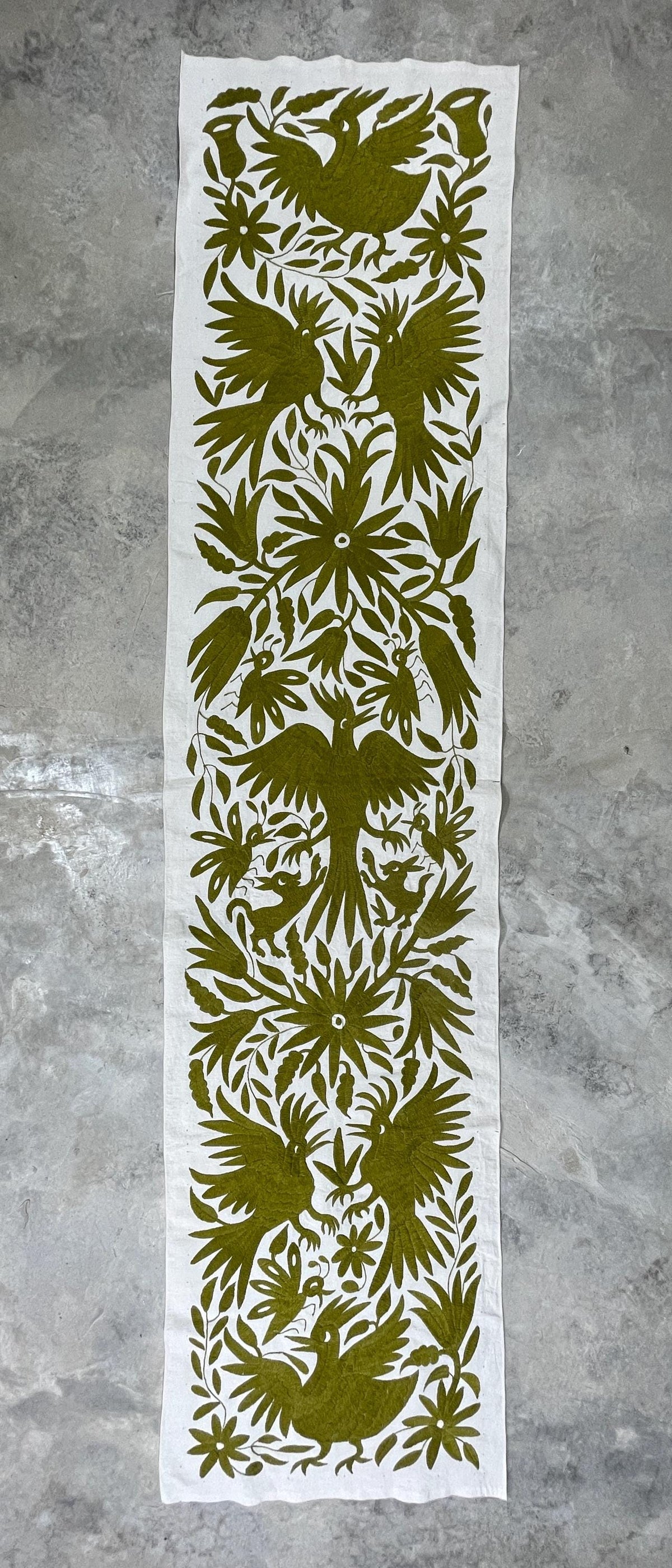 Enorme Bordado Tenango Hecho a Mano en Color Verde Olivo, Camino de Mesa/Tapizado Otomi, XXL 191 cm x 45 cm (Sin Marco) PIEZA ÚNICA.
